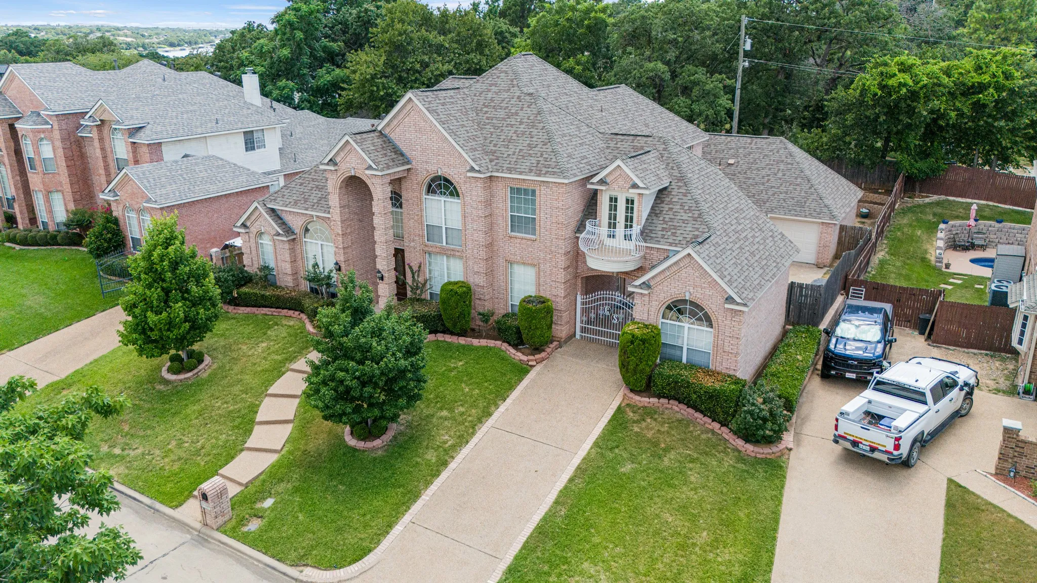 View of front of home featuring a front lawn and a garage
