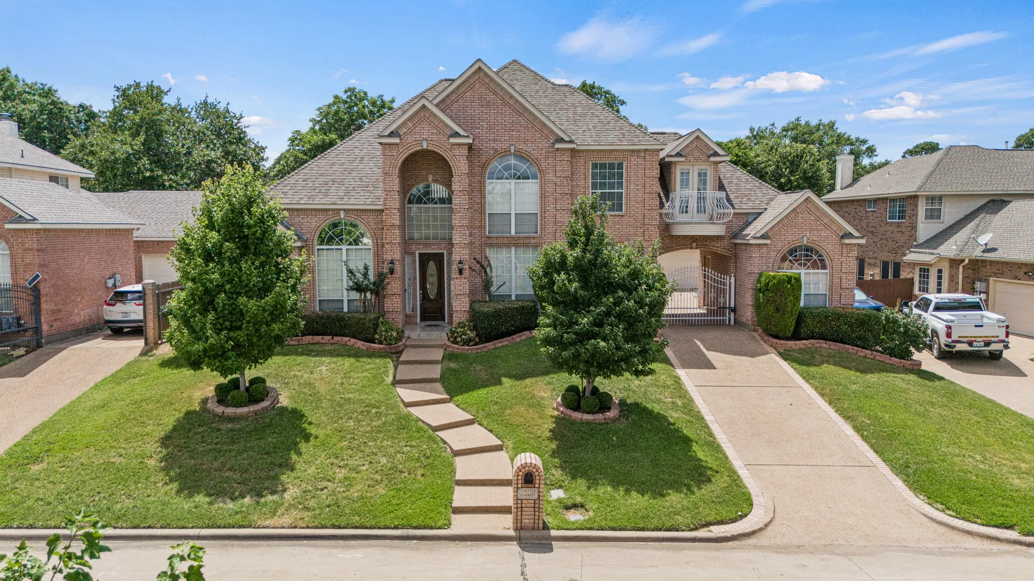 Single Family Residence For Sale in Tarrant County , 2308 Megan Way, Arlington, Texas 76016, 5 Bedroom, 5 Bathroom, 3 Garage spaces, 4,125 Sqft, built in 1998, mls#21267478, Real Estate Agent in Arlington, Homes For Sale in Tarrant county, Homes For Sale in Arlington, Realtor in Arlington Texas, Real Estate Brokerage Independent Realty Texas, Luminita Cordes Realtor