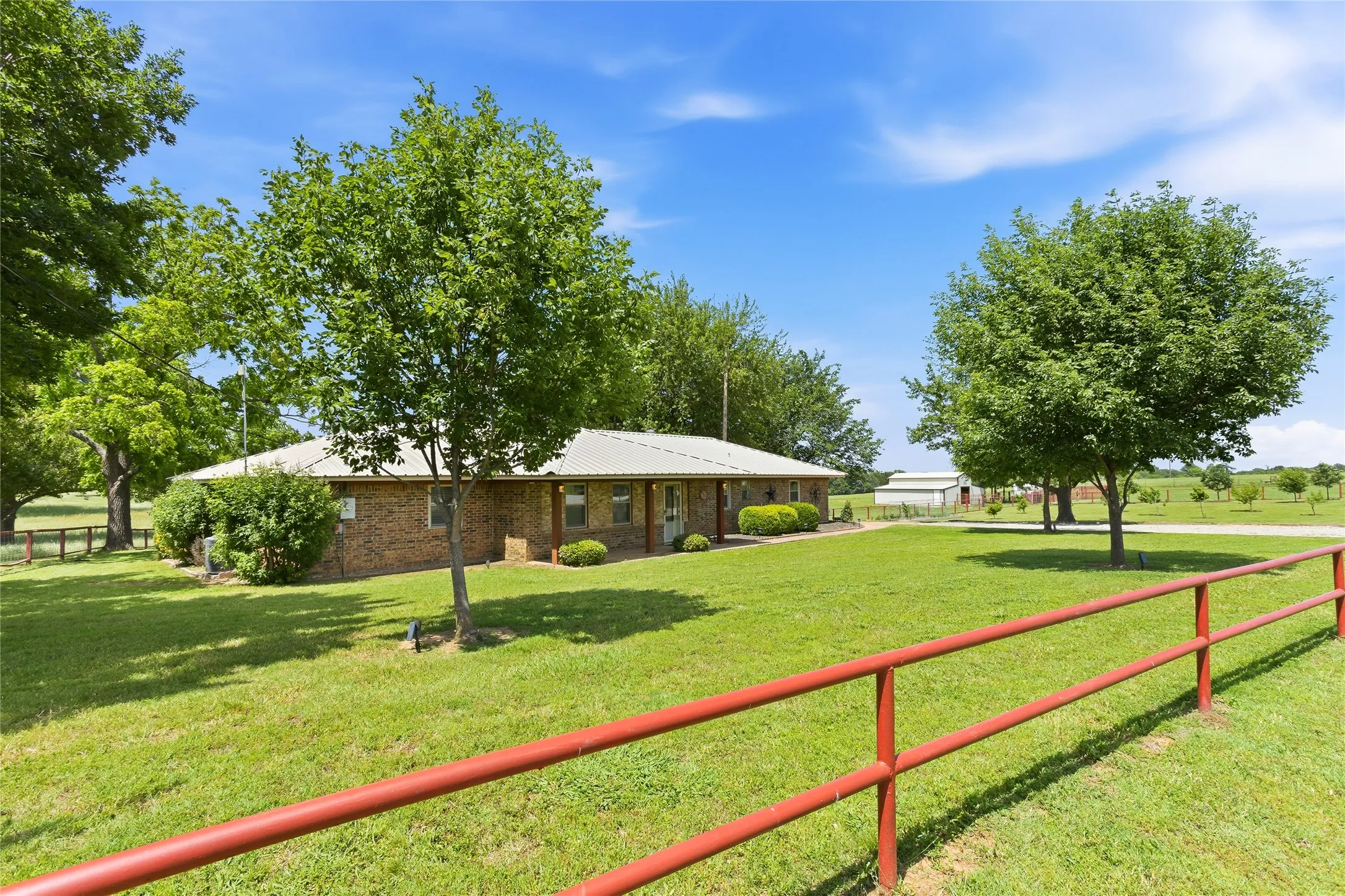 Single Family Residence For Sale in Grayson County , 235 Magnus Road, Denison, Texas 75021, 3 Bedroom, 3 Bathroom, 3 Garage spaces, 1,767 Sqft, built in 1982, Price $699,000, mls#21267479, Real Estate Agent in Denison, Homes For Sale in Grayson county, Homes For Sale in Denison, Realtor in Denison Texas, Real Estate Brokerage Independent Realty Texas, Luminita Cordes Realtor