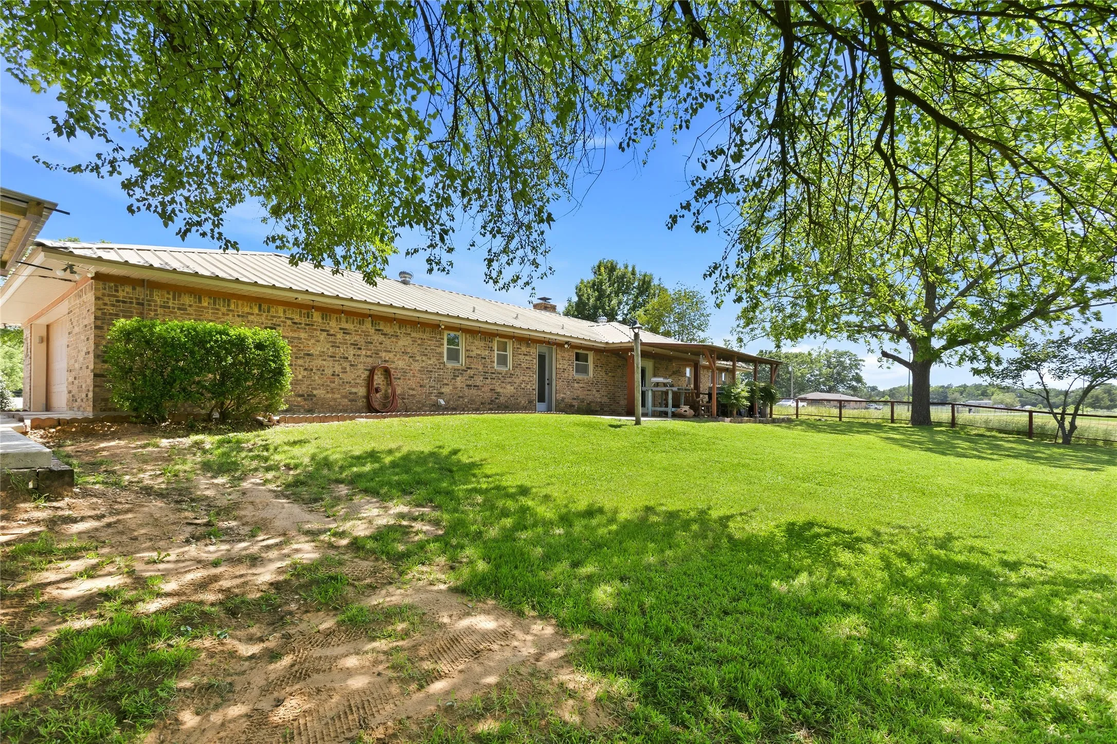 Single Family Residence For Sale in Grayson County , 235 Magnus Road, Denison, Texas 75021, 3 Bedroom, 3 Bathroom, 3 Garage spaces, 1,767 Sqft, built in 1982, Price $699,000, mls#21267479, Real Estate Agent in Denison, Homes For Sale in Grayson county, Homes For Sale in Denison, Realtor in Denison Texas, Real Estate Brokerage Independent Realty Texas, Luminita Cordes Realtor