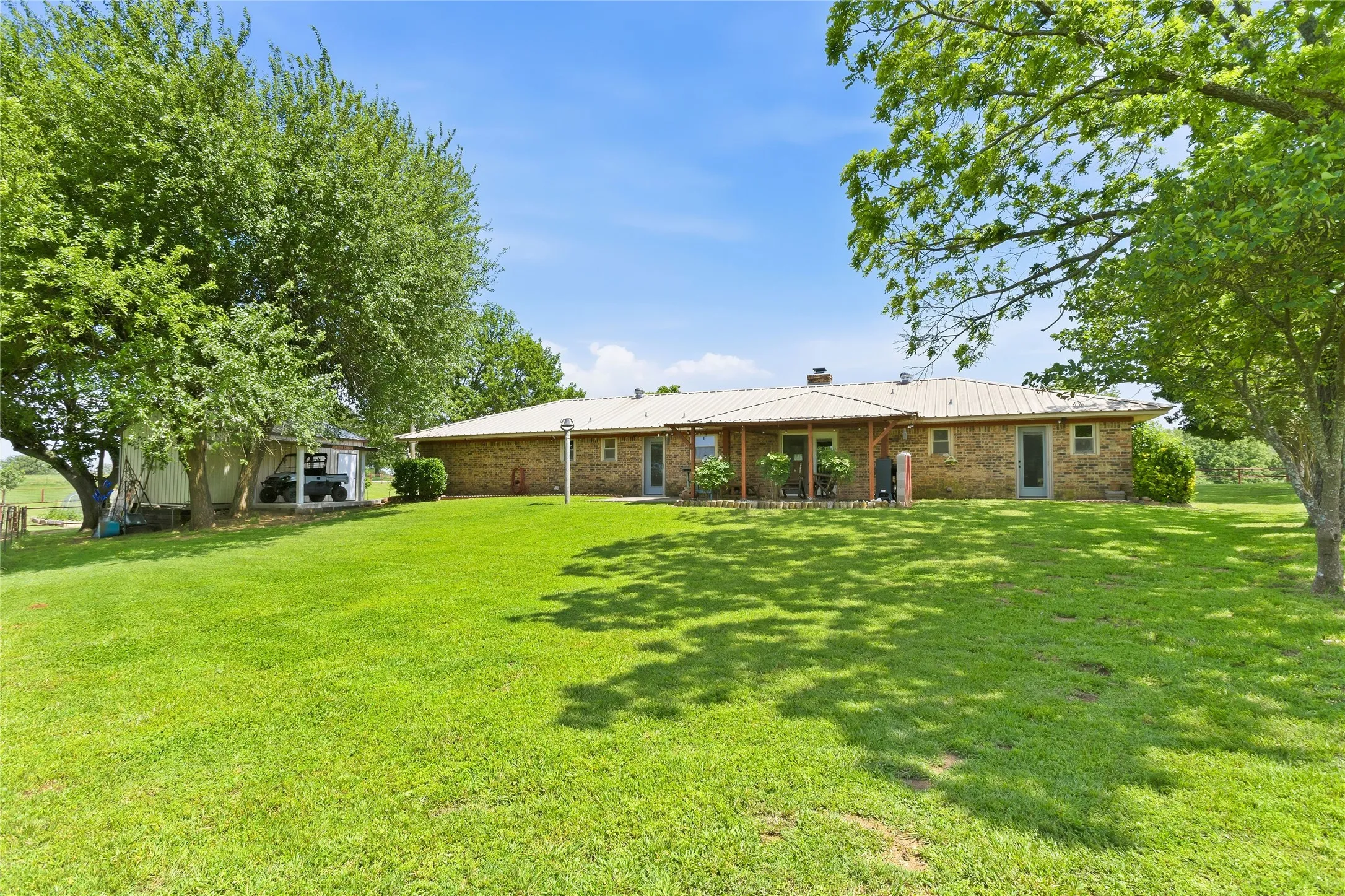 Single Family Residence For Sale in Grayson County , 235 Magnus Road, Denison, Texas 75021, 3 Bedroom, 3 Bathroom, 3 Garage spaces, 1,767 Sqft, built in 1982, Price $699,000, mls#21267479, Real Estate Agent in Denison, Homes For Sale in Grayson county, Homes For Sale in Denison, Realtor in Denison Texas, Real Estate Brokerage Independent Realty Texas, Luminita Cordes Realtor