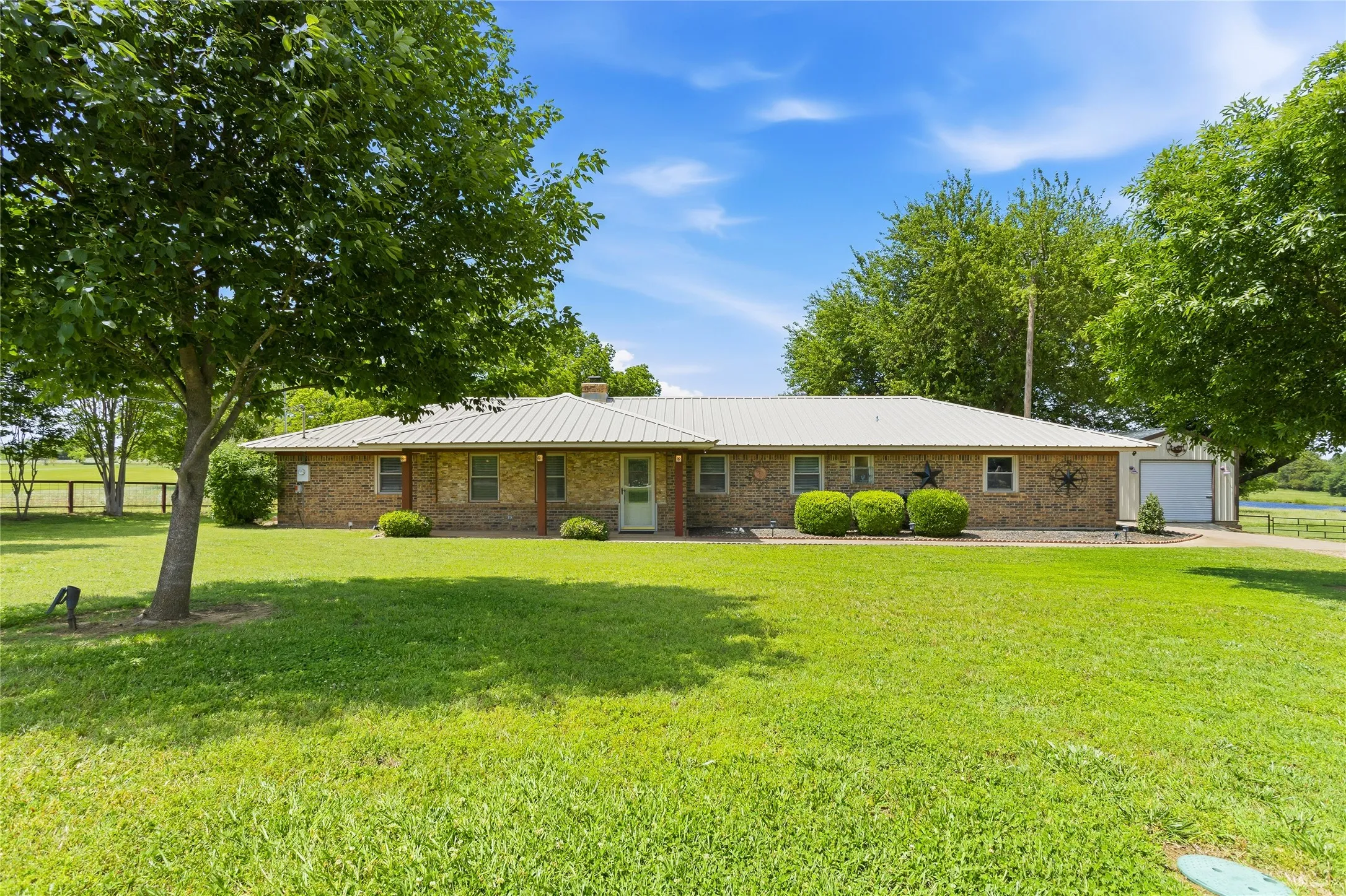 Single Family Residence For Sale in Grayson County , 235 Magnus Road, Denison, Texas 75021, 3 Bedroom, 3 Bathroom, 3 Garage spaces, 1,767 Sqft, built in 1982, Price $699,000, mls#21267479, Real Estate Agent in Denison, Homes For Sale in Grayson county, Homes For Sale in Denison, Realtor in Denison Texas, Real Estate Brokerage Independent Realty Texas, Luminita Cordes Realtor