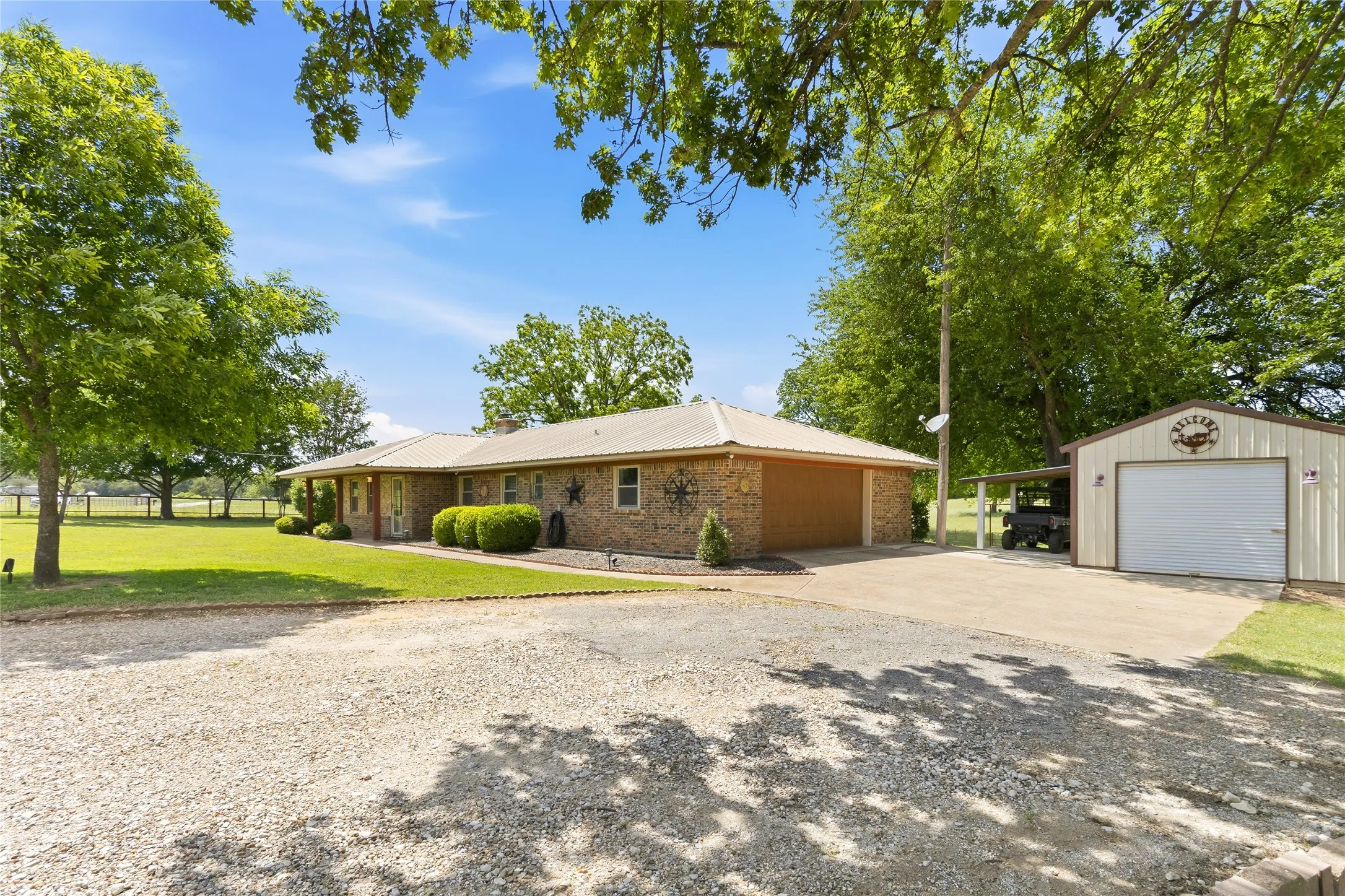 Single Family Residence For Sale in Grayson County , 235 Magnus Road, Denison, Texas 75021, 3 Bedroom, 3 Bathroom, 3 Garage spaces, 1,767 Sqft, built in 1982, Price $699,000, mls#21267479, Real Estate Agent in Denison, Homes For Sale in Grayson county, Homes For Sale in Denison, Realtor in Denison Texas, Real Estate Brokerage Independent Realty Texas, Luminita Cordes Realtor