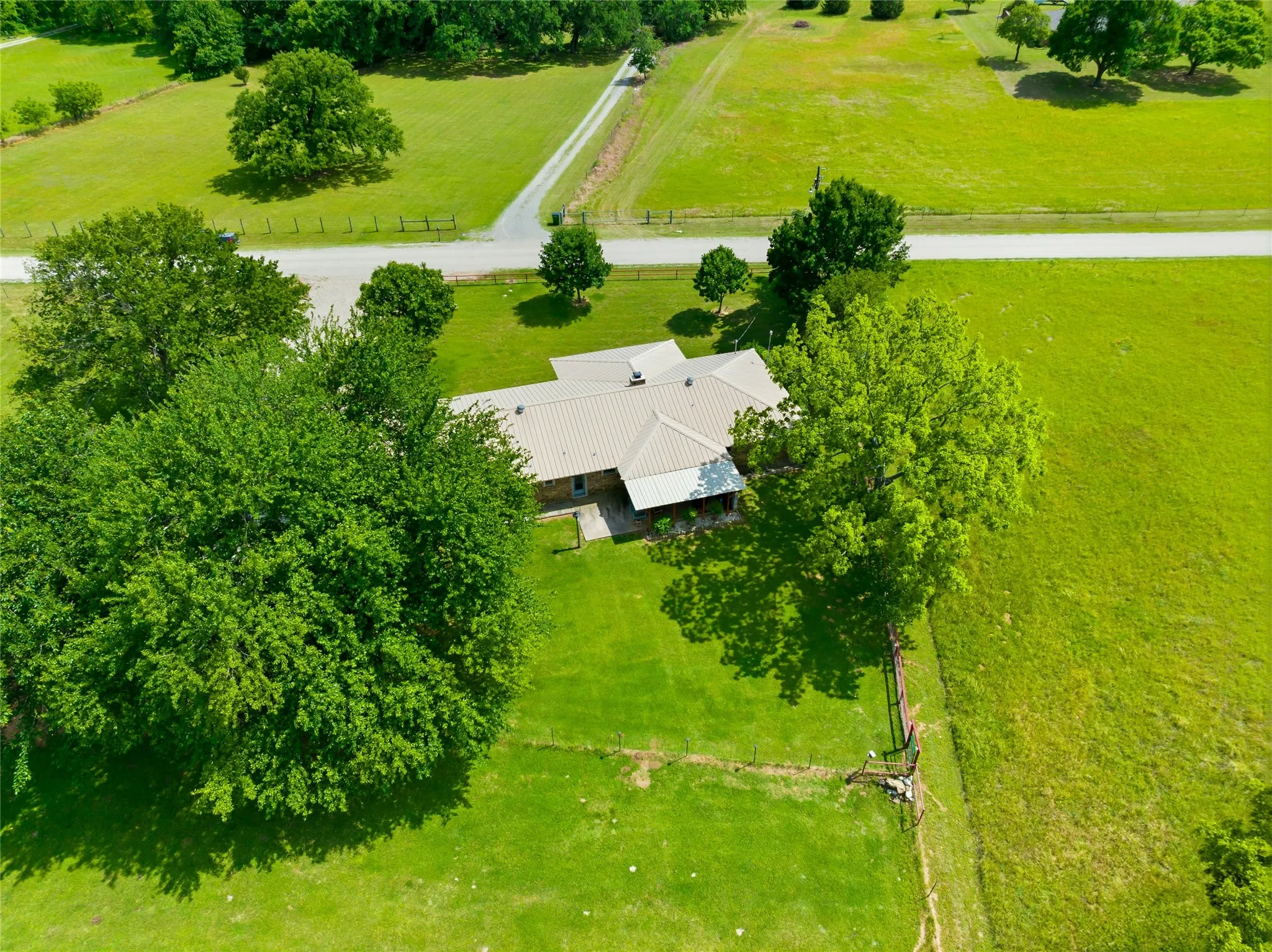 Single Family Residence For Sale in Grayson County , 235 Magnus Road, Denison, Texas 75021, 3 Bedroom, 3 Bathroom, 3 Garage spaces, 1,767 Sqft, built in 1982, Price $699,000, mls#21267479, Real Estate Agent in Denison, Homes For Sale in Grayson county, Homes For Sale in Denison, Realtor in Denison Texas, Real Estate Brokerage Independent Realty Texas, Luminita Cordes Realtor
