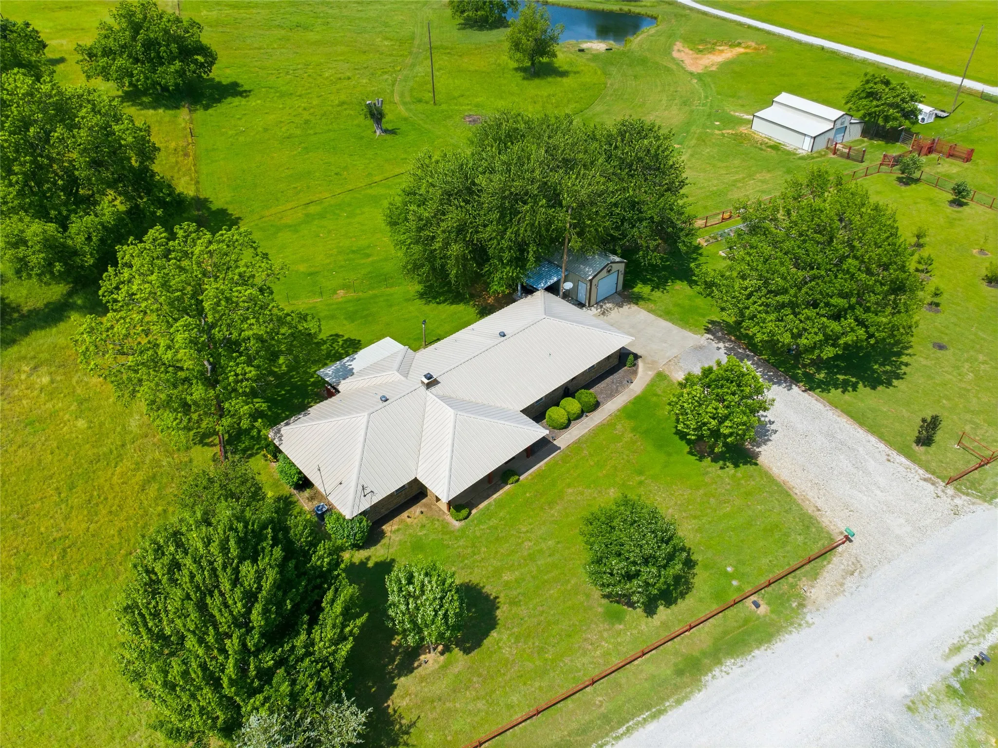 Single Family Residence For Sale in Grayson County , 235 Magnus Road, Denison, Texas 75021, 3 Bedroom, 3 Bathroom, 3 Garage spaces, 1,767 Sqft, built in 1982, Price $699,000, mls#21267479, Real Estate Agent in Denison, Homes For Sale in Grayson county, Homes For Sale in Denison, Realtor in Denison Texas, Real Estate Brokerage Independent Realty Texas, Luminita Cordes Realtor