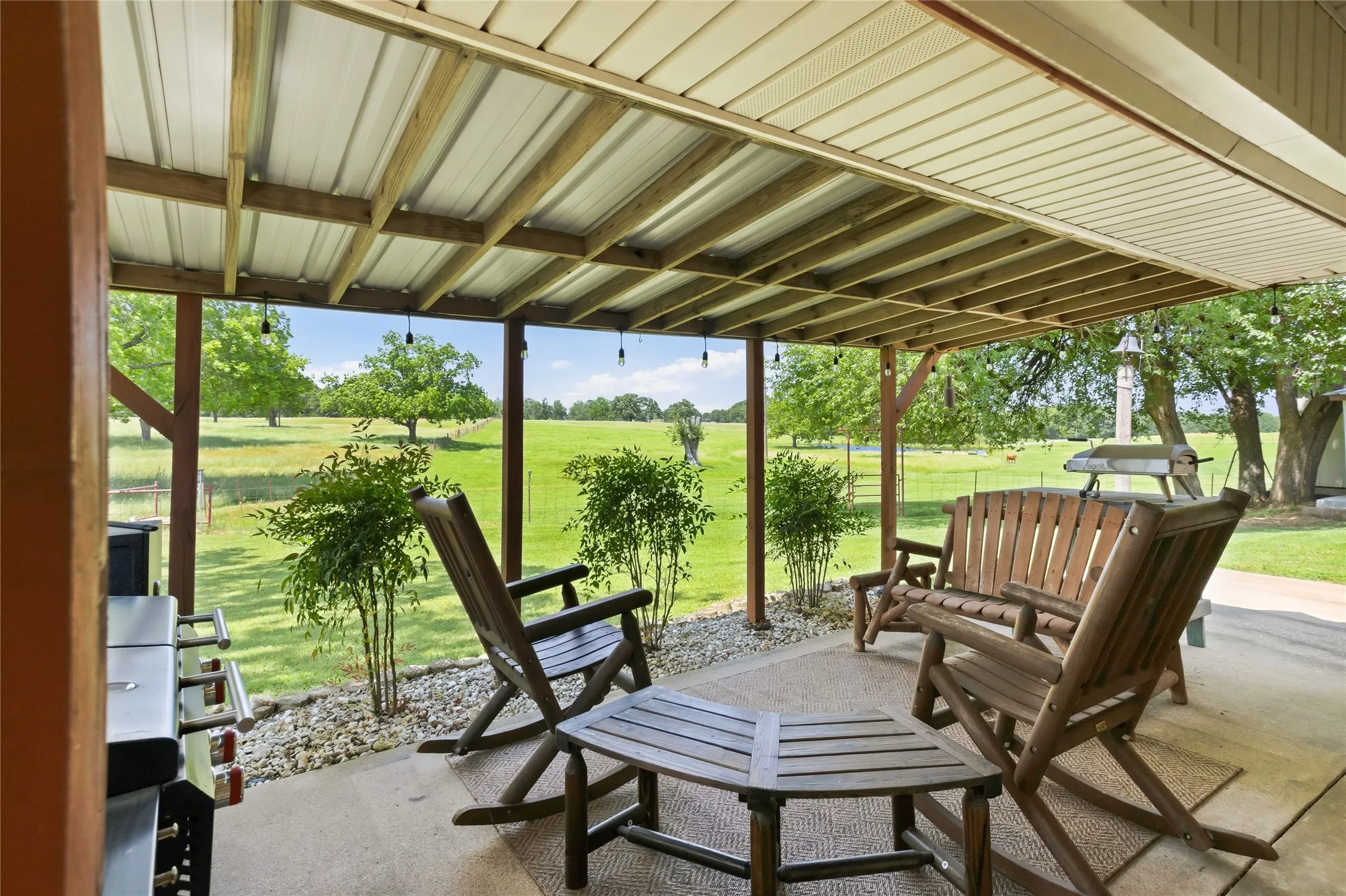 Single Family Residence For Sale in Grayson County , 235 Magnus Road, Denison, Texas 75021, 3 Bedroom, 3 Bathroom, 3 Garage spaces, 1,767 Sqft, built in 1982, Price $699,000, mls#21267479, Real Estate Agent in Denison, Homes For Sale in Grayson county, Homes For Sale in Denison, Realtor in Denison Texas, Real Estate Brokerage Independent Realty Texas, Luminita Cordes Realtor