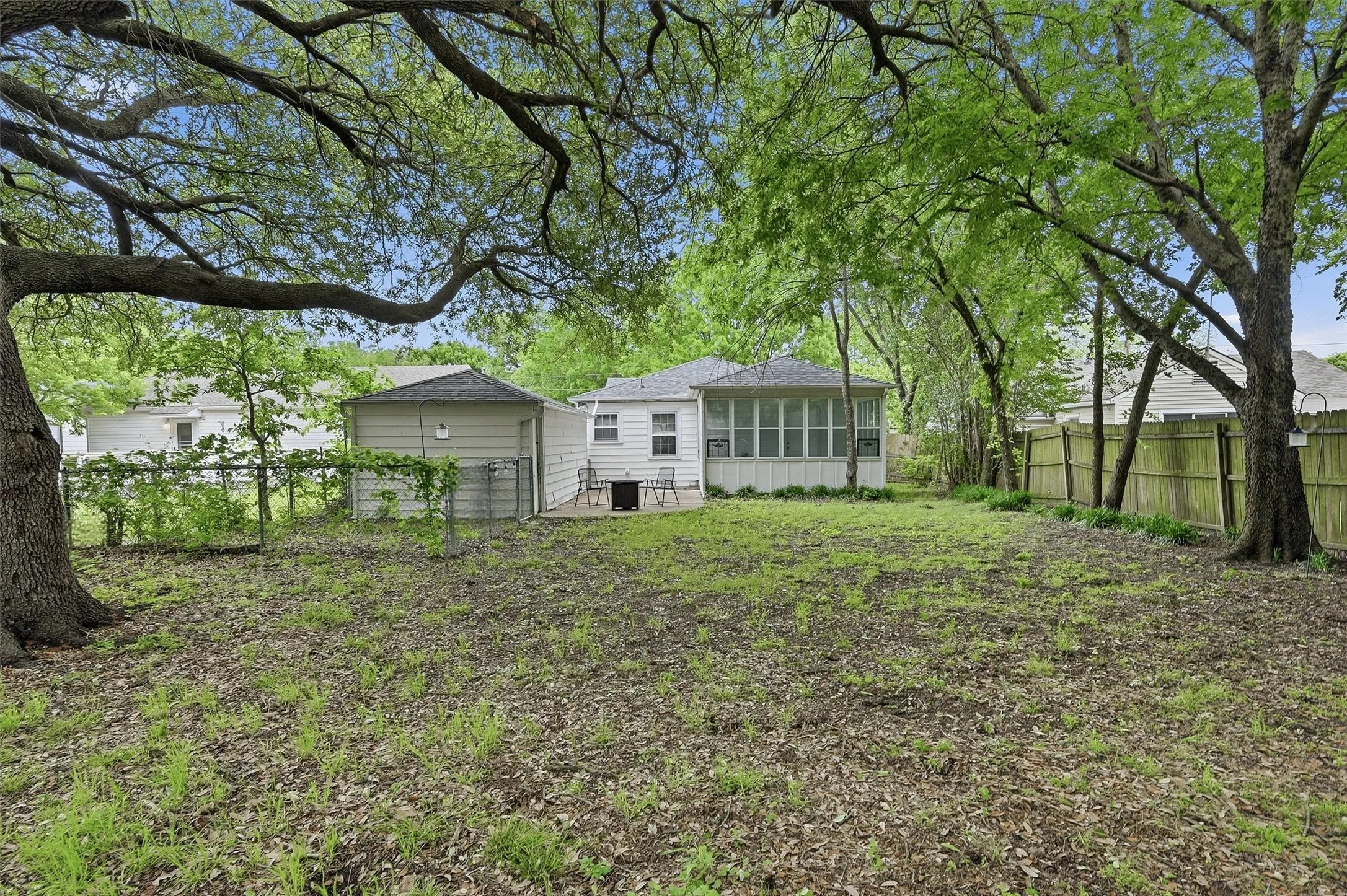 Single Family Residence For Sale in Grayson County , 1032 N Lockhart Street, Sherman, Texas 75092, 3 Bedroom, 2 Bathroom, 1 Garage spaces, 1,556 Sqft, built in 1950, mls#21255941, Real Estate Agent in Sherman, Homes For Sale in Grayson county, Homes For Sale in Sherman, Realtor in Sherman Texas, Real Estate Brokerage Independent Realty Texas, Luminita Cordes Realtor