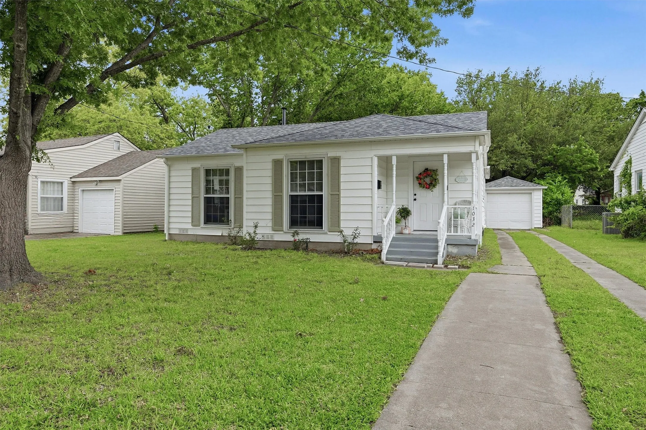 Single Family Residence For Sale in Grayson County , 1032 N Lockhart Street, Sherman, Texas 75092, 3 Bedroom, 2 Bathroom, 1 Garage spaces, 1,556 Sqft, built in 1950, mls#21255941, Real Estate Agent in Sherman, Homes For Sale in Grayson county, Homes For Sale in Sherman, Realtor in Sherman Texas, Real Estate Brokerage Independent Realty Texas, Luminita Cordes Realtor