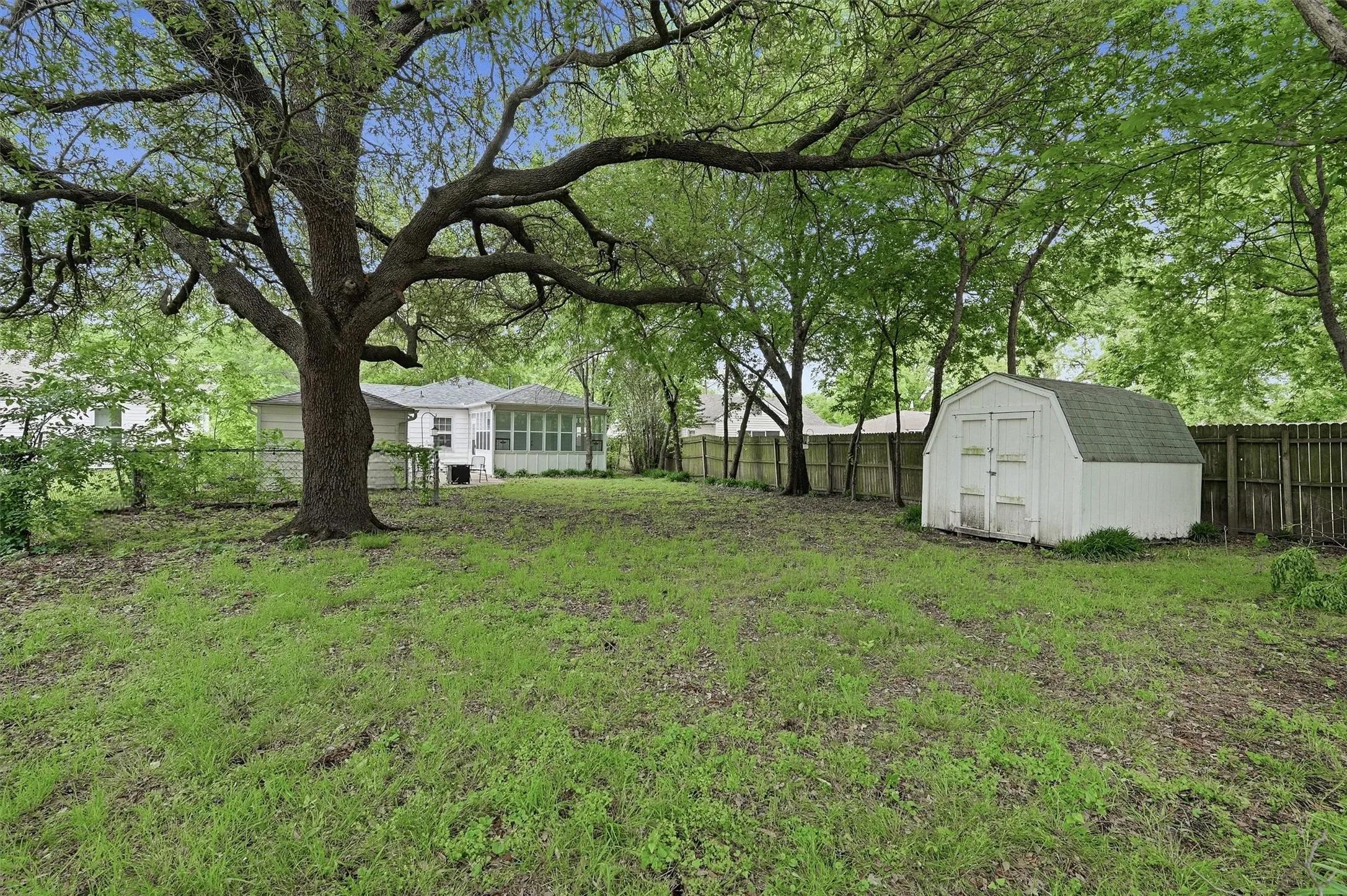 Single Family Residence For Sale in Grayson County , 1032 N Lockhart Street, Sherman, Texas 75092, 3 Bedroom, 2 Bathroom, 1 Garage spaces, 1,556 Sqft, built in 1950, mls#21255941, Real Estate Agent in Sherman, Homes For Sale in Grayson county, Homes For Sale in Sherman, Realtor in Sherman Texas, Real Estate Brokerage Independent Realty Texas, Luminita Cordes Realtor