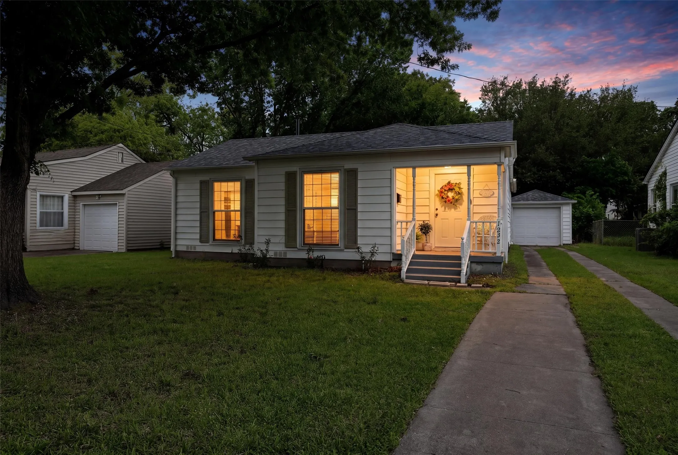Single Family Residence For Sale in Grayson County , 1032 N Lockhart Street, Sherman, Texas 75092, 3 Bedroom, 2 Bathroom, 1 Garage spaces, 1,556 Sqft, built in 1950, mls#21255941, Real Estate Agent in Sherman, Homes For Sale in Grayson county, Homes For Sale in Sherman, Realtor in Sherman Texas, Real Estate Brokerage Independent Realty Texas, Luminita Cordes Realtor