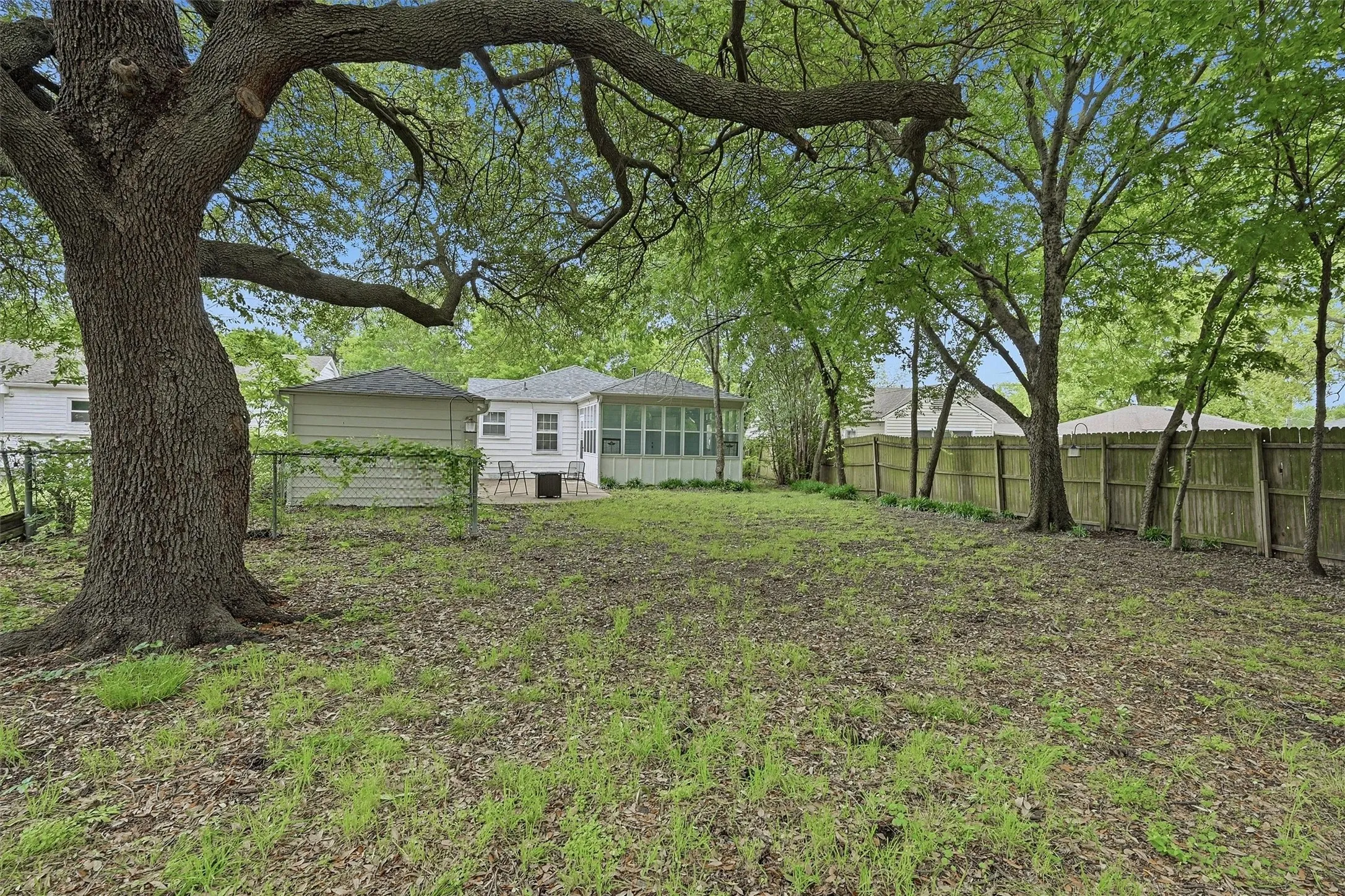 Single Family Residence For Sale in Grayson County , 1032 N Lockhart Street, Sherman, Texas 75092, 3 Bedroom, 2 Bathroom, 1 Garage spaces, 1,556 Sqft, built in 1950, mls#21255941, Real Estate Agent in Sherman, Homes For Sale in Grayson county, Homes For Sale in Sherman, Realtor in Sherman Texas, Real Estate Brokerage Independent Realty Texas, Luminita Cordes Realtor