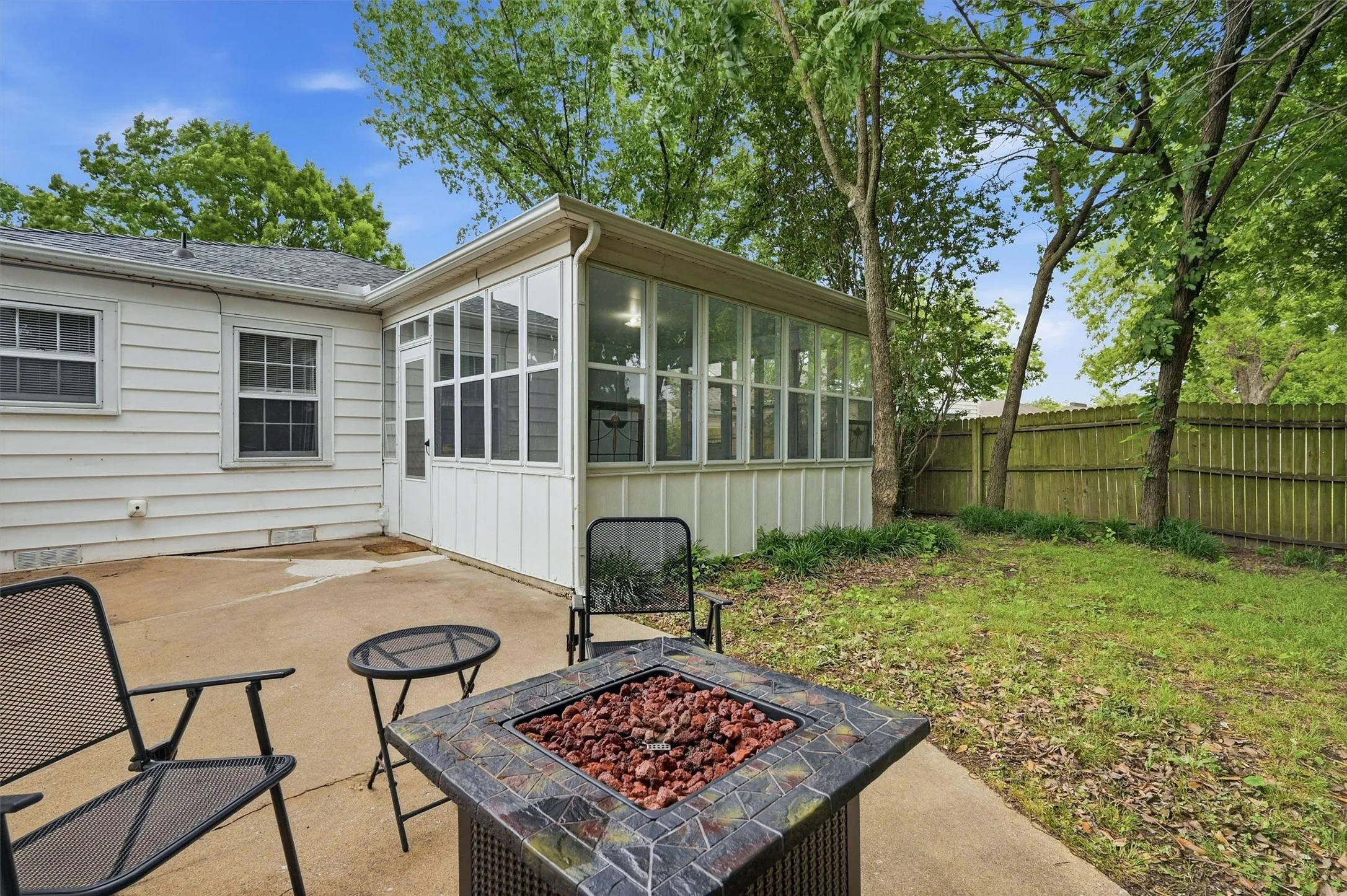 Single Family Residence For Sale in Grayson County , 1032 N Lockhart Street, Sherman, Texas 75092, 3 Bedroom, 2 Bathroom, 1 Garage spaces, 1,556 Sqft, built in 1950, mls#21255941, Real Estate Agent in Sherman, Homes For Sale in Grayson county, Homes For Sale in Sherman, Realtor in Sherman Texas, Real Estate Brokerage Independent Realty Texas, Luminita Cordes Realtor