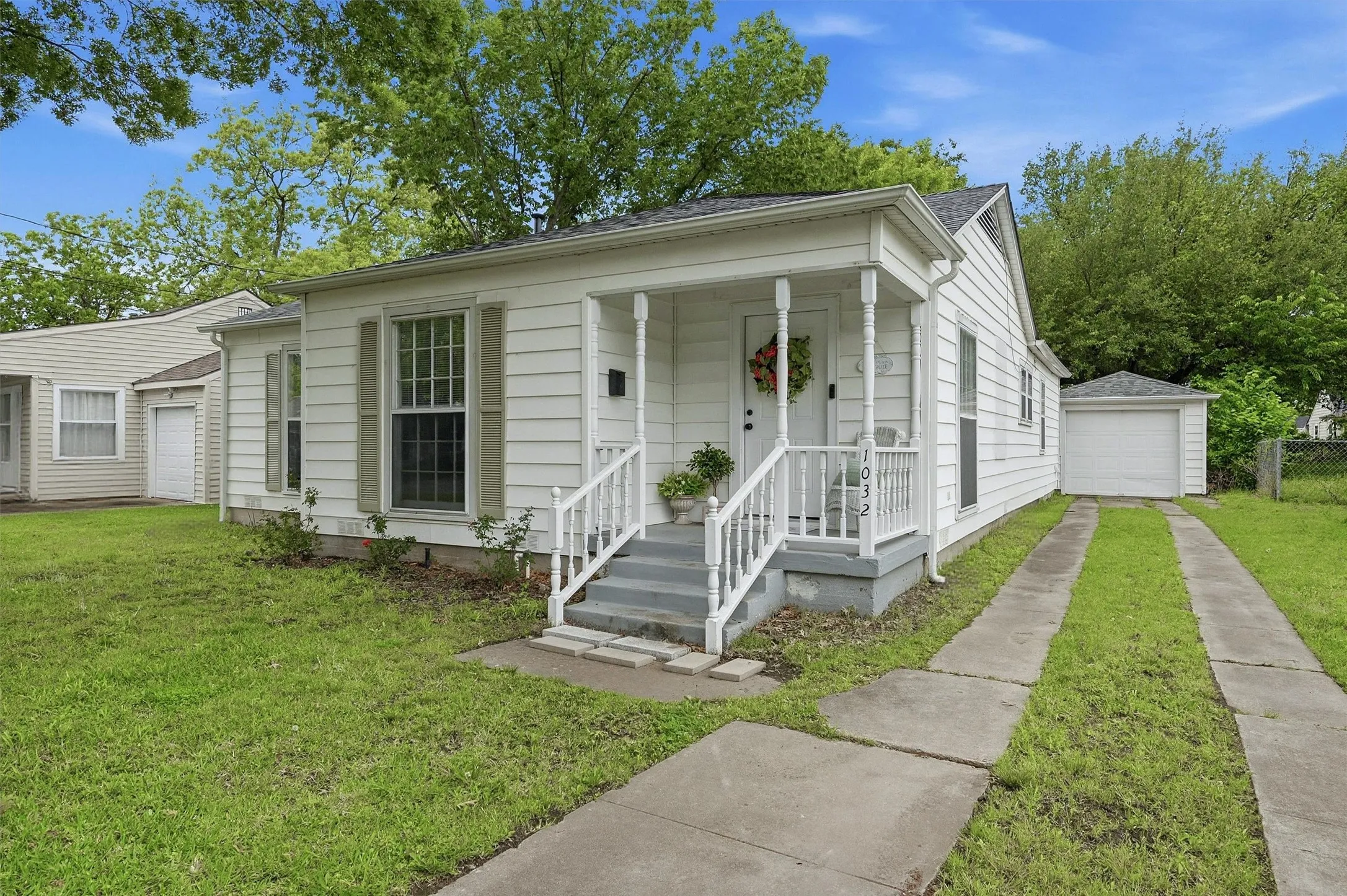 Single Family Residence For Sale in Grayson County , 1032 N Lockhart Street, Sherman, Texas 75092, 3 Bedroom, 2 Bathroom, 1 Garage spaces, 1,556 Sqft, built in 1950, mls#21255941, Real Estate Agent in Sherman, Homes For Sale in Grayson county, Homes For Sale in Sherman, Realtor in Sherman Texas, Real Estate Brokerage Independent Realty Texas, Luminita Cordes Realtor