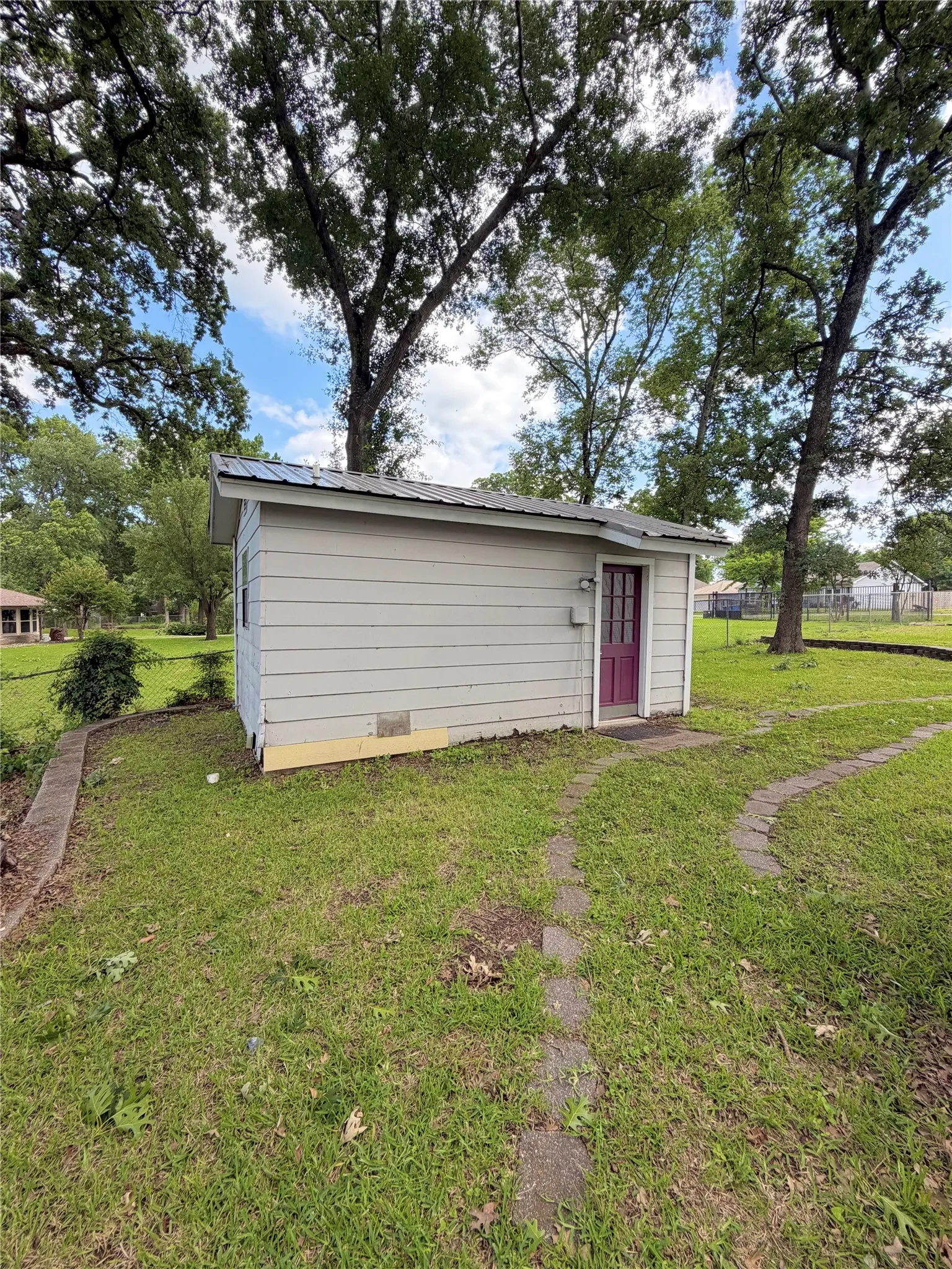 Single Family Residence For Sale in Rains County , 467 Old Mill Lane, East Tawakoni, Texas 75472, 2 Bedrooms, 2 Bathrooms, Garage spaces, 1,152 Sqft, built in 1960, Price $230,000, mls#21267384, Real Estate Agent in East Tawakoni, Homes For Sale in Rains county, Homes For Sale in East Tawakoni, Realtor in East Tawakoni Texas, Real Estate Brokerage Independent Realty Texas, Luminita Cordes Realtor