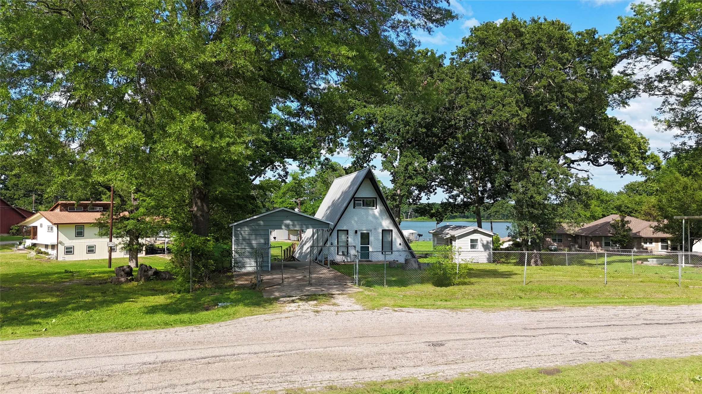 Single Family Residence For Sale in Rains County , 467 Old Mill Lane, East Tawakoni, Texas 75472, 2 Bedrooms, 2 Bathrooms, Garage spaces, 1,152 Sqft, built in 1960, Price $230,000, mls#21267384, Real Estate Agent in East Tawakoni, Homes For Sale in Rains county, Homes For Sale in East Tawakoni, Realtor in East Tawakoni Texas, Real Estate Brokerage Independent Realty Texas, Luminita Cordes Realtor