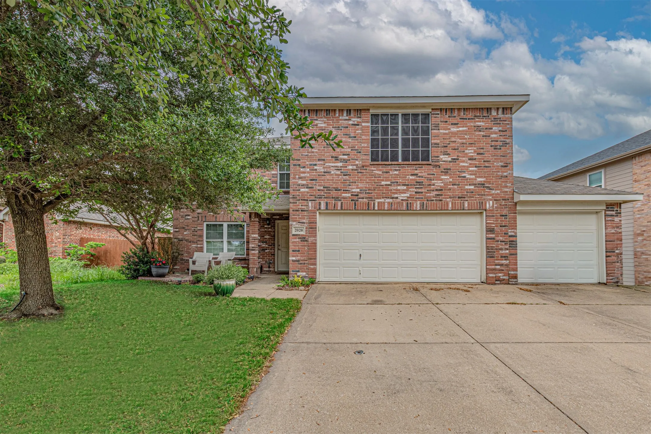 Single Family Residence For Sale in Kaufman County , 2020 Wellington Point, Heartland, Texas 75126, 3 Bedroom, 3 Bathroom, 3 Garage spaces, 2,400 Sqft, built in 2009, Price $289,000, mls#21259037, Real Estate Agent in Heartland, Homes For Sale in Kaufman county, Homes For Sale in Heartland, Realtor in Heartland Texas, Real Estate Brokerage Independent Realty Texas, Luminita Cordes Realtor
