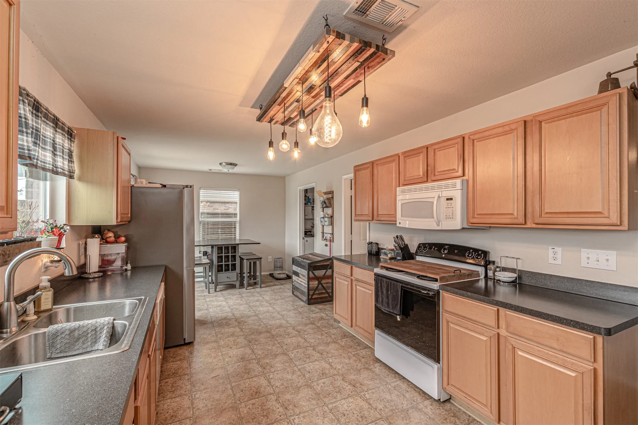 Single Family Residence For Sale in Kaufman County , 2020 Wellington Point, Heartland, Texas 75126, 3 Bedroom, 3 Bathroom, 3 Garage spaces, 2,400 Sqft, built in 2009, Price $289,000, mls#21259037, Real Estate Agent in Heartland, Homes For Sale in Kaufman county, Homes For Sale in Heartland, Realtor in Heartland Texas, Real Estate Brokerage Independent Realty Texas, Luminita Cordes Realtor