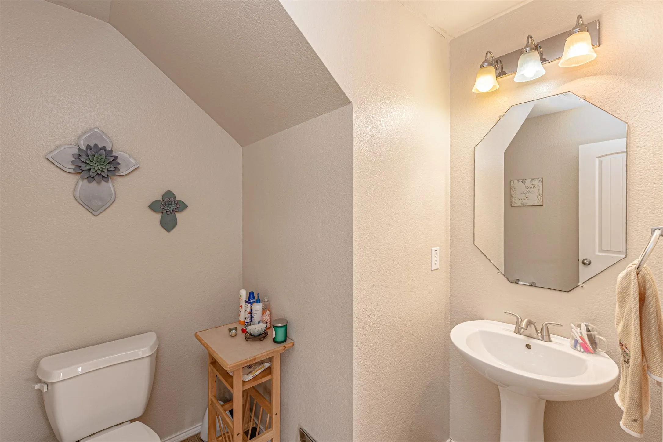 Single Family Residence For Sale in Kaufman County , 2020 Wellington Point, Heartland, Texas 75126, 3 Bedroom, 3 Bathroom, 3 Garage spaces, 2,400 Sqft, built in 2009, Price $289,000, mls#21259037, Real Estate Agent in Heartland, Homes For Sale in Kaufman county, Homes For Sale in Heartland, Realtor in Heartland Texas, Real Estate Brokerage Independent Realty Texas, Luminita Cordes Realtor