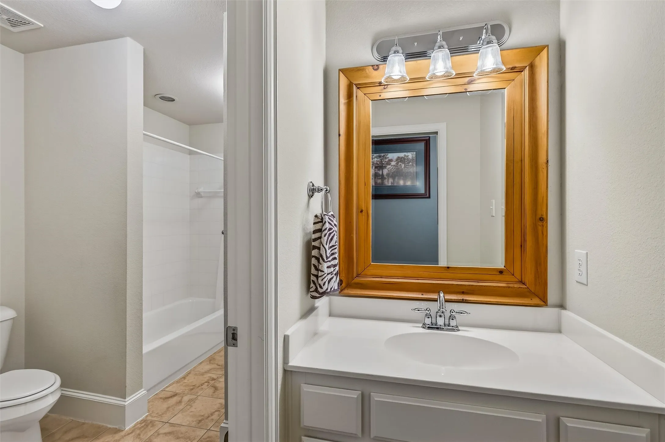 Single Family Residence For Sale in Denton County , 2636 Deer Hollow Drive, Little Elm, Texas 75068, 4 Bedroom, 2 Bathroom, 2 Garage spaces, 2,706 Sqft, built in 2005, mls#21267281, Real Estate Agent in Little Elm, Homes For Sale in Denton county, Homes For Sale in Little Elm, Realtor in Little Elm Texas, Real Estate Brokerage Independent Realty Texas, Luminita Cordes Realtor