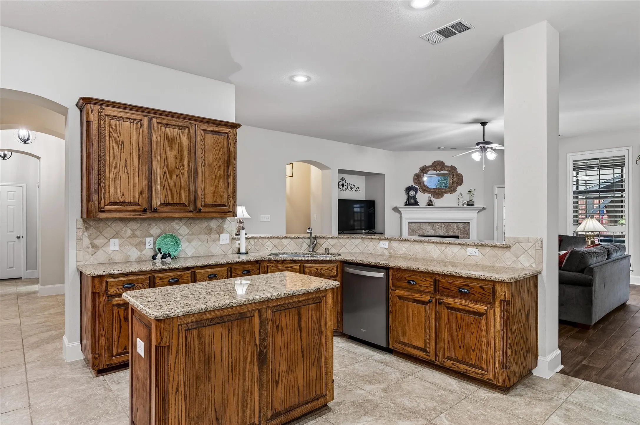 Single Family Residence For Sale in Denton County , 2636 Deer Hollow Drive, Little Elm, Texas 75068, 4 Bedroom, 2 Bathroom, 2 Garage spaces, 2,706 Sqft, built in 2005, mls#21267281, Real Estate Agent in Little Elm, Homes For Sale in Denton county, Homes For Sale in Little Elm, Realtor in Little Elm Texas, Real Estate Brokerage Independent Realty Texas, Luminita Cordes Realtor
