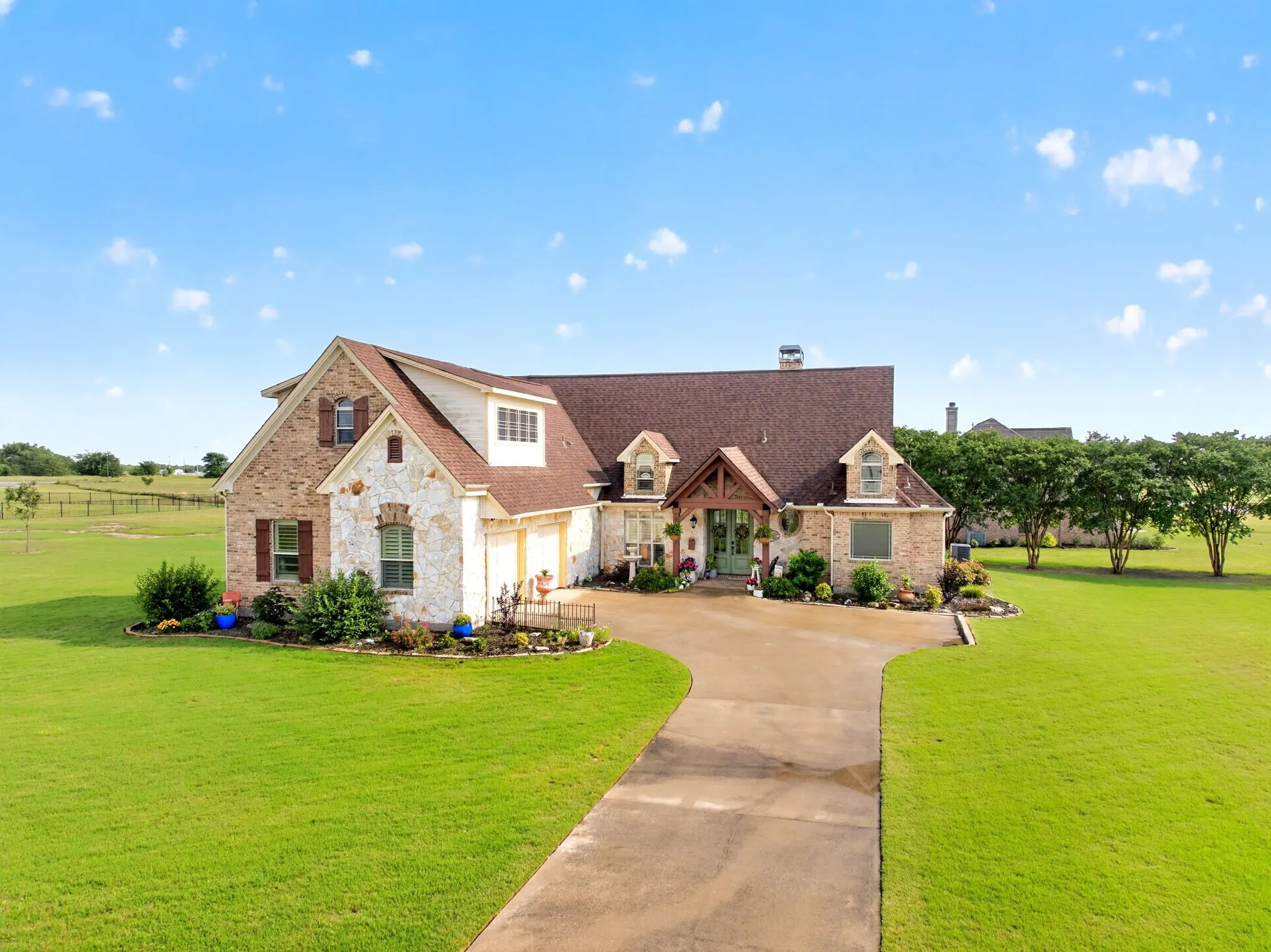 Single Family Residence For Sale in Kaufman County , 1399 Canyon Lake Road, Wills Point, Texas 75169, 4 Bedrooms, 3 Bathrooms, 2 Garage spaces, 2,507 Sqft, built in 2007, Price $557,750, mls#21252493, Real Estate Agent in Wills Point, Homes For Sale in Kaufman county, Homes For Sale in Wills Point, Realtor in Wills Point Texas, Real Estate Brokerage Independent Realty Texas, Luminita Cordes Realtor