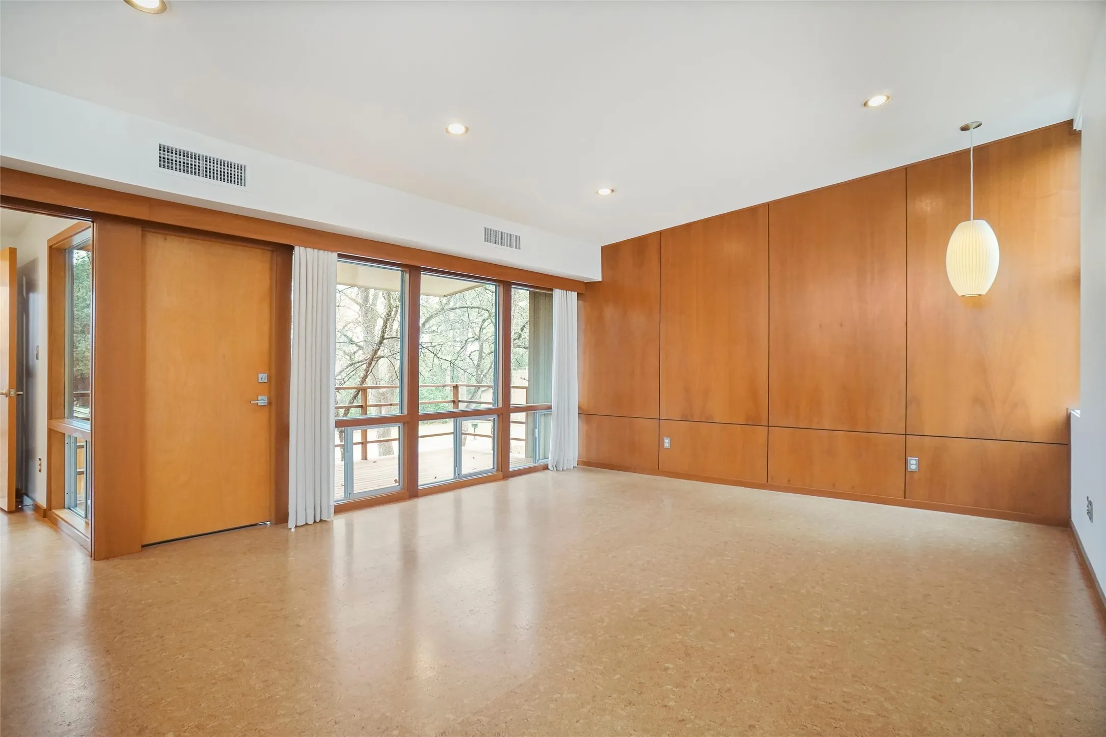 Single Family Residence For Rent in Denton County , 1403 Kendolph Drive, Denton, Texas 76205, 3 Bedroom, 2 Bathroom, 2 Garage spaces, 1,967 Sqft, built in 1959, mls#21267557, Real Estate Agent in Denton, Homes For Rent in Denton county, Homes For Rent in Denton, Realtor in Denton Texas, Real Estate Brokerage Independent Realty Texas, Luminita Cordes Realtor