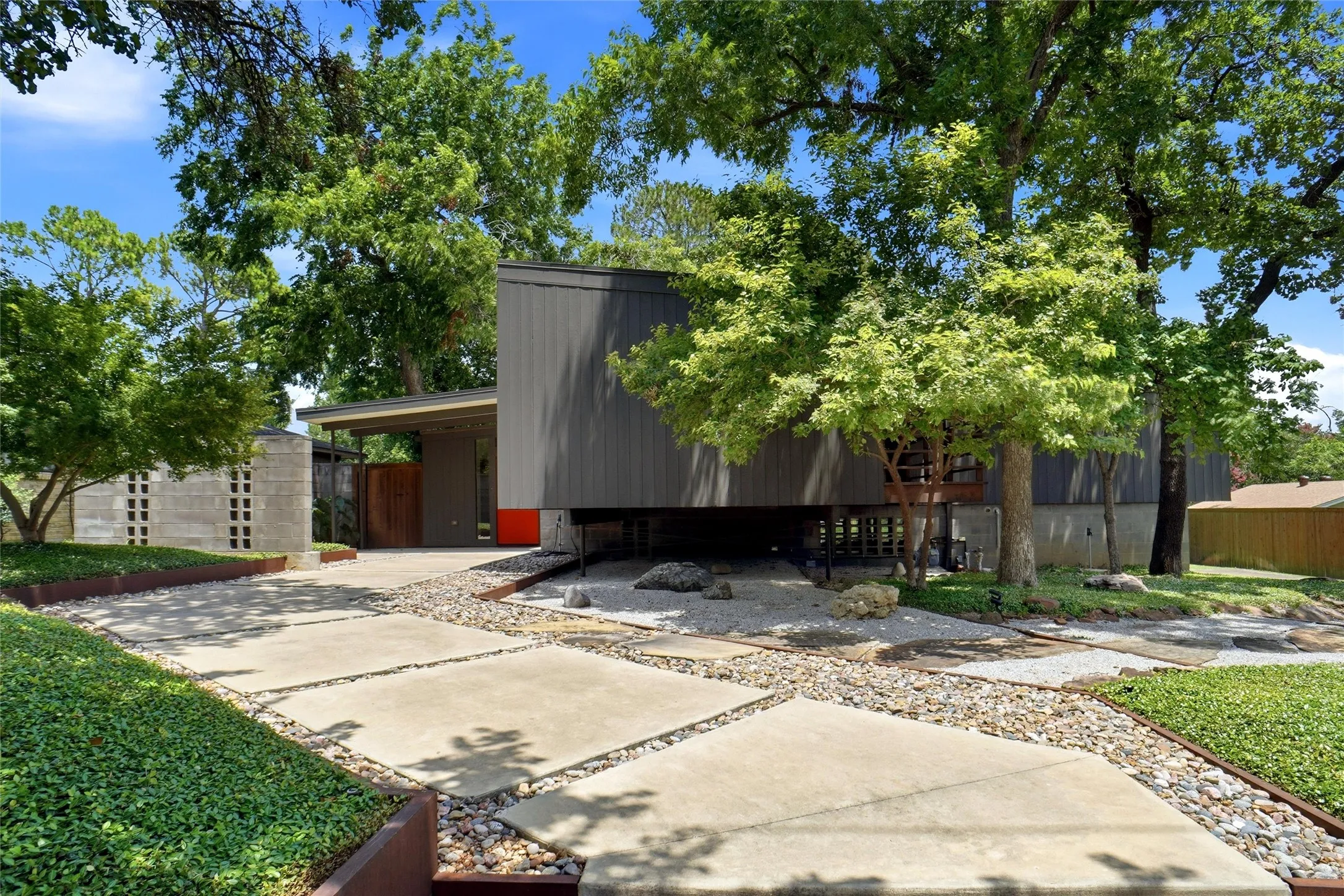Single Family Residence For Rent in Denton County , 1403 Kendolph Drive, Denton, Texas 76205, 3 Bedroom, 2 Bathroom, 2 Garage spaces, 1,967 Sqft, built in 1959, mls#21267557, Real Estate Agent in Denton, Homes For Rent in Denton county, Homes For Rent in Denton, Realtor in Denton Texas, Real Estate Brokerage Independent Realty Texas, Luminita Cordes Realtor