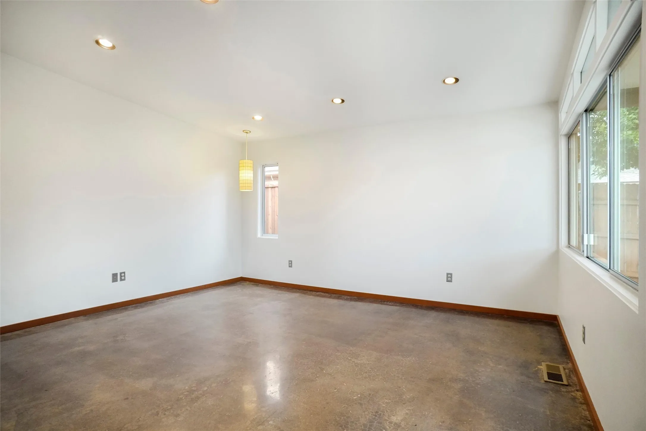 Single Family Residence For Rent in Denton County , 1403 Kendolph Drive, Denton, Texas 76205, 3 Bedroom, 2 Bathroom, 2 Garage spaces, 1,967 Sqft, built in 1959, mls#21267557, Real Estate Agent in Denton, Homes For Rent in Denton county, Homes For Rent in Denton, Realtor in Denton Texas, Real Estate Brokerage Independent Realty Texas, Luminita Cordes Realtor