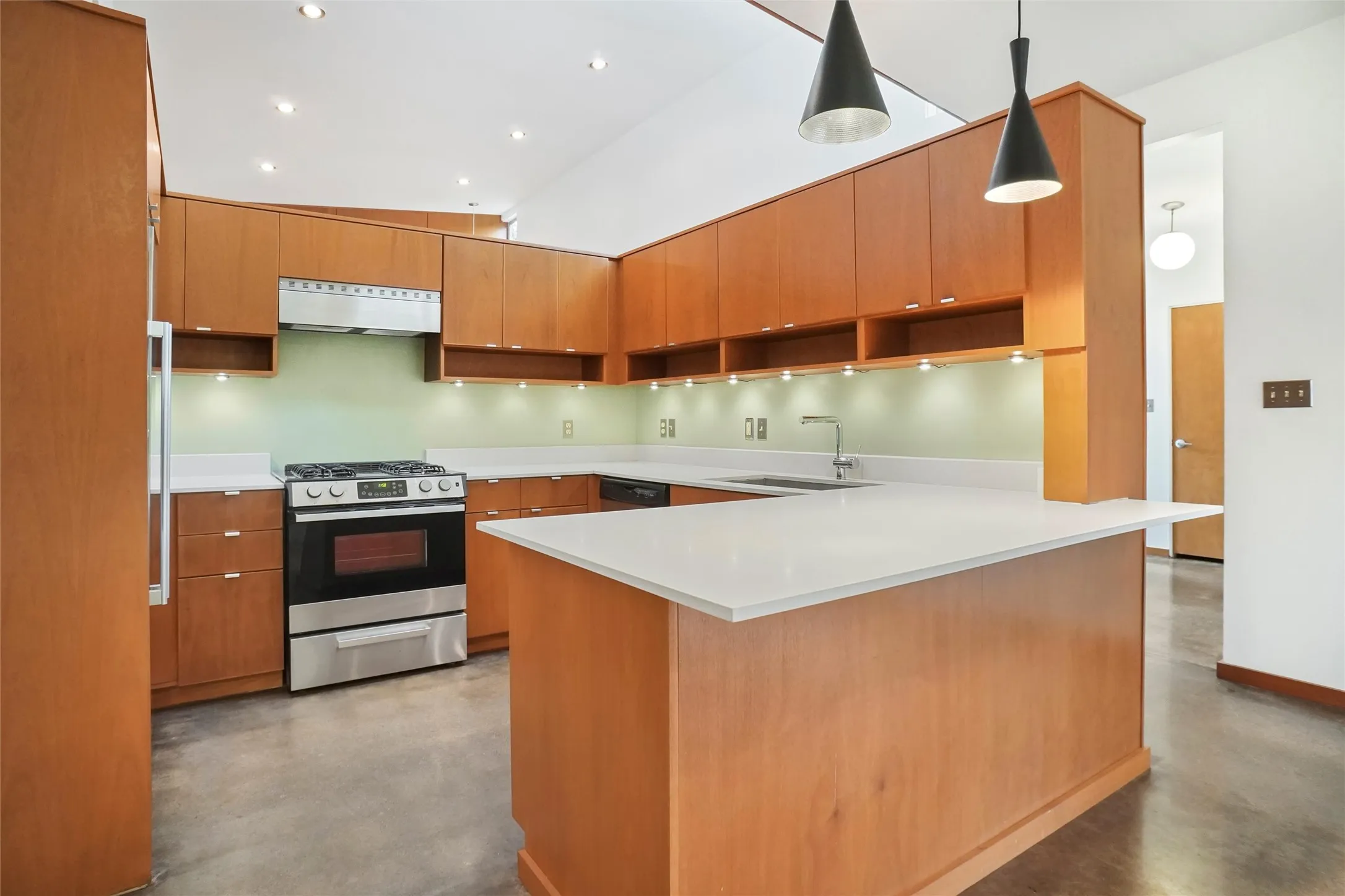 Single Family Residence For Rent in Denton County , 1403 Kendolph Drive, Denton, Texas 76205, 3 Bedroom, 2 Bathroom, 2 Garage spaces, 1,967 Sqft, built in 1959, mls#21267557, Real Estate Agent in Denton, Homes For Rent in Denton county, Homes For Rent in Denton, Realtor in Denton Texas, Real Estate Brokerage Independent Realty Texas, Luminita Cordes Realtor