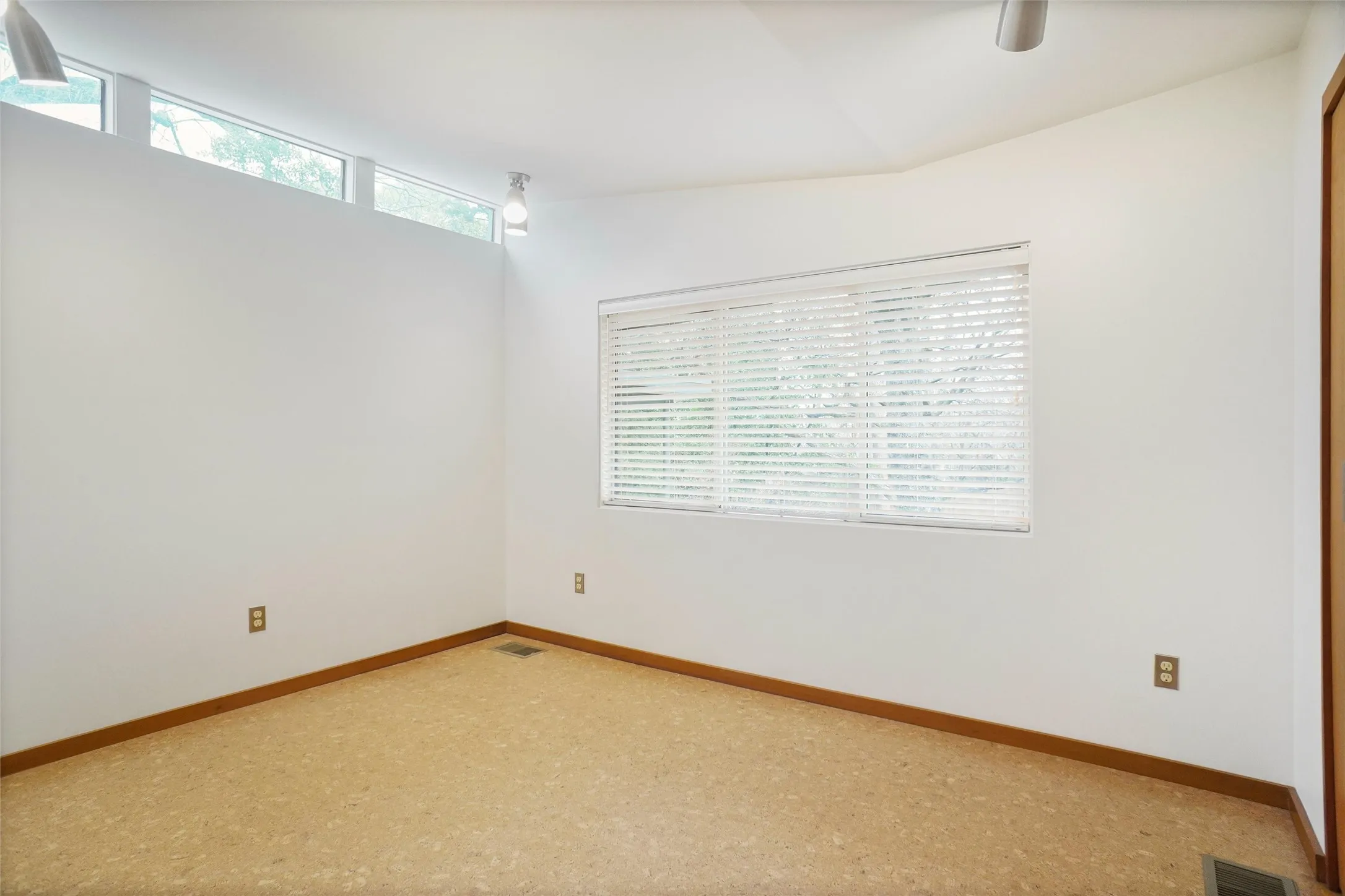 Single Family Residence For Rent in Denton County , 1403 Kendolph Drive, Denton, Texas 76205, 3 Bedroom, 2 Bathroom, 2 Garage spaces, 1,967 Sqft, built in 1959, mls#21267557, Real Estate Agent in Denton, Homes For Rent in Denton county, Homes For Rent in Denton, Realtor in Denton Texas, Real Estate Brokerage Independent Realty Texas, Luminita Cordes Realtor