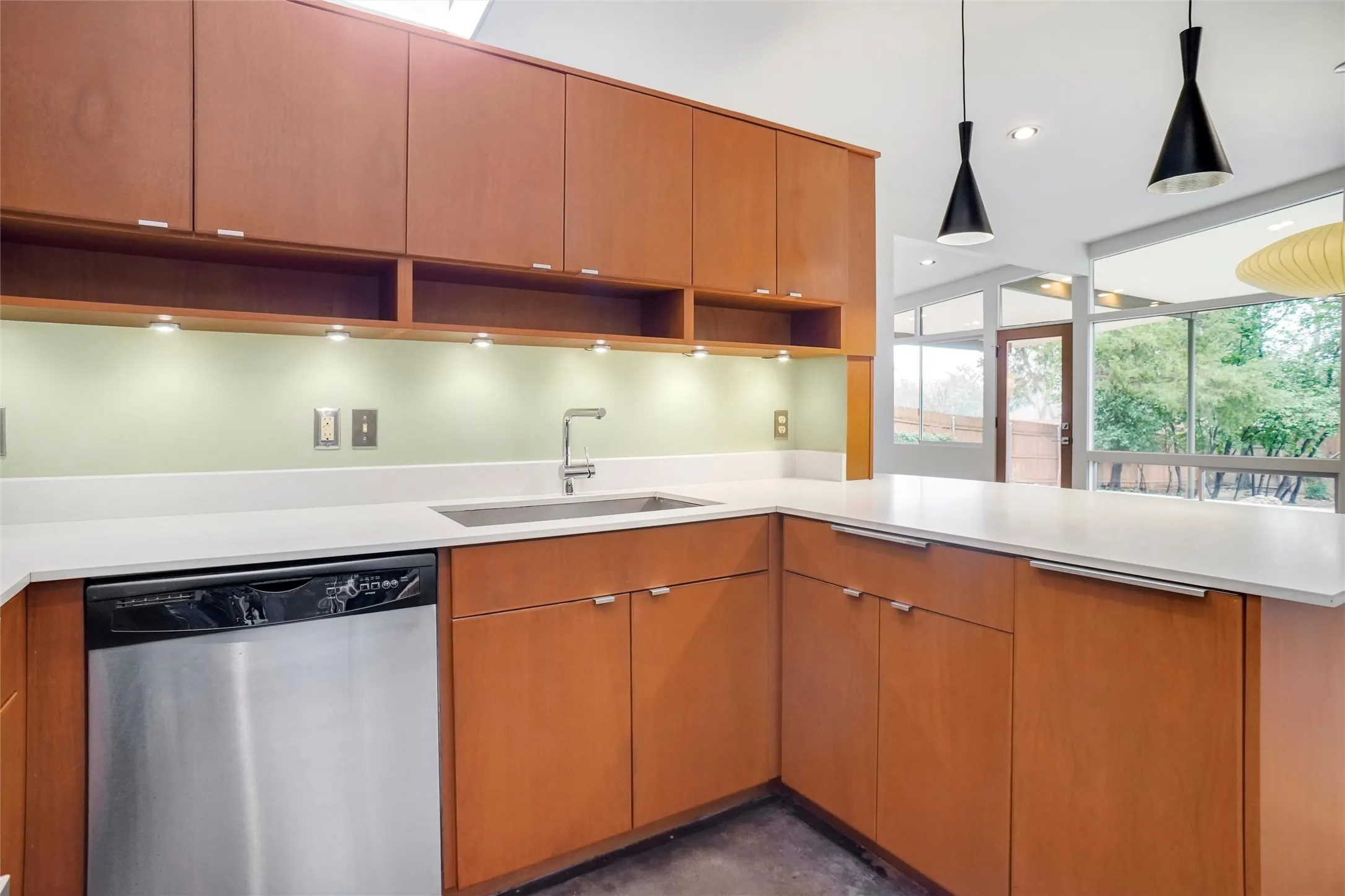 Single Family Residence For Rent in Denton County , 1403 Kendolph Drive, Denton, Texas 76205, 3 Bedroom, 2 Bathroom, 2 Garage spaces, 1,967 Sqft, built in 1959, mls#21267557, Real Estate Agent in Denton, Homes For Rent in Denton county, Homes For Rent in Denton, Realtor in Denton Texas, Real Estate Brokerage Independent Realty Texas, Luminita Cordes Realtor
