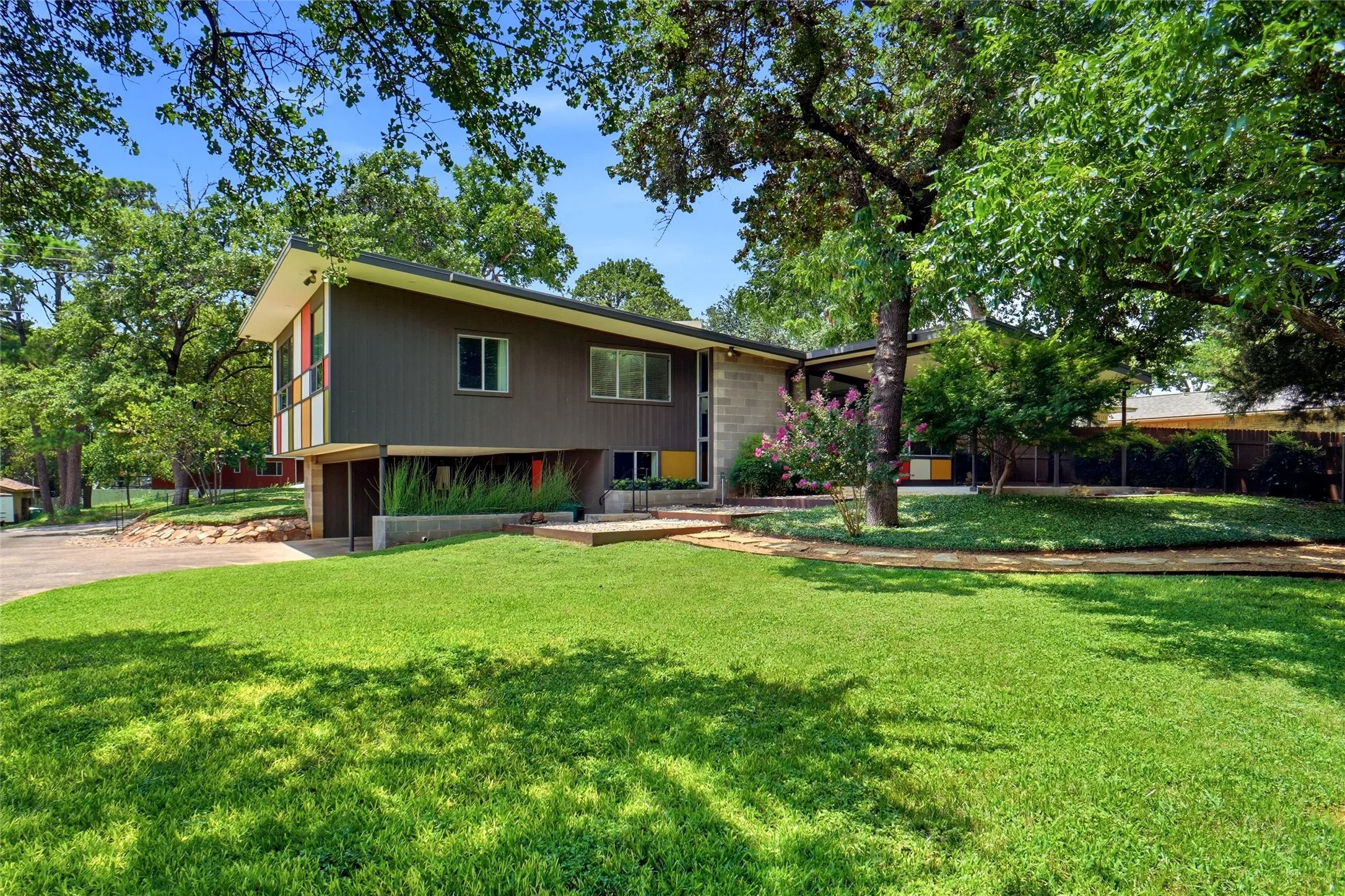 Single Family Residence For Rent in Denton County , 1403 Kendolph Drive, Denton, Texas 76205, 3 Bedroom, 2 Bathroom, 2 Garage spaces, 1,967 Sqft, built in 1959, mls#21267557, Real Estate Agent in Denton, Homes For Rent in Denton county, Homes For Rent in Denton, Realtor in Denton Texas, Real Estate Brokerage Independent Realty Texas, Luminita Cordes Realtor