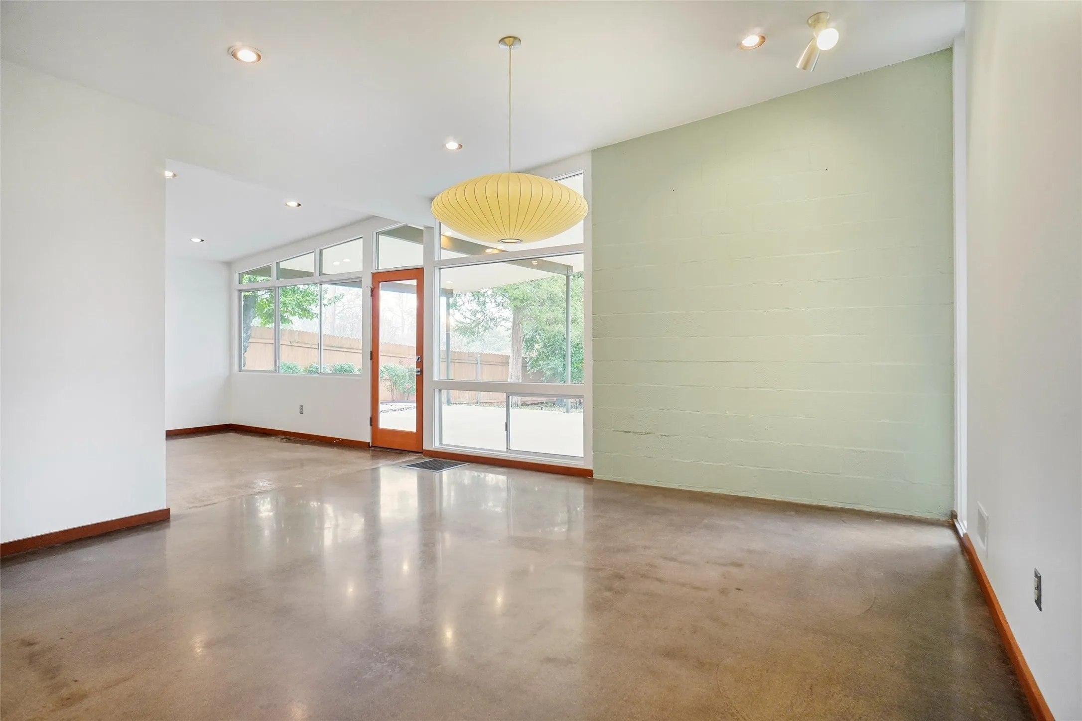 Single Family Residence For Rent in Denton County , 1403 Kendolph Drive, Denton, Texas 76205, 3 Bedroom, 2 Bathroom, 2 Garage spaces, 1,967 Sqft, built in 1959, mls#21267557, Real Estate Agent in Denton, Homes For Rent in Denton county, Homes For Rent in Denton, Realtor in Denton Texas, Real Estate Brokerage Independent Realty Texas, Luminita Cordes Realtor