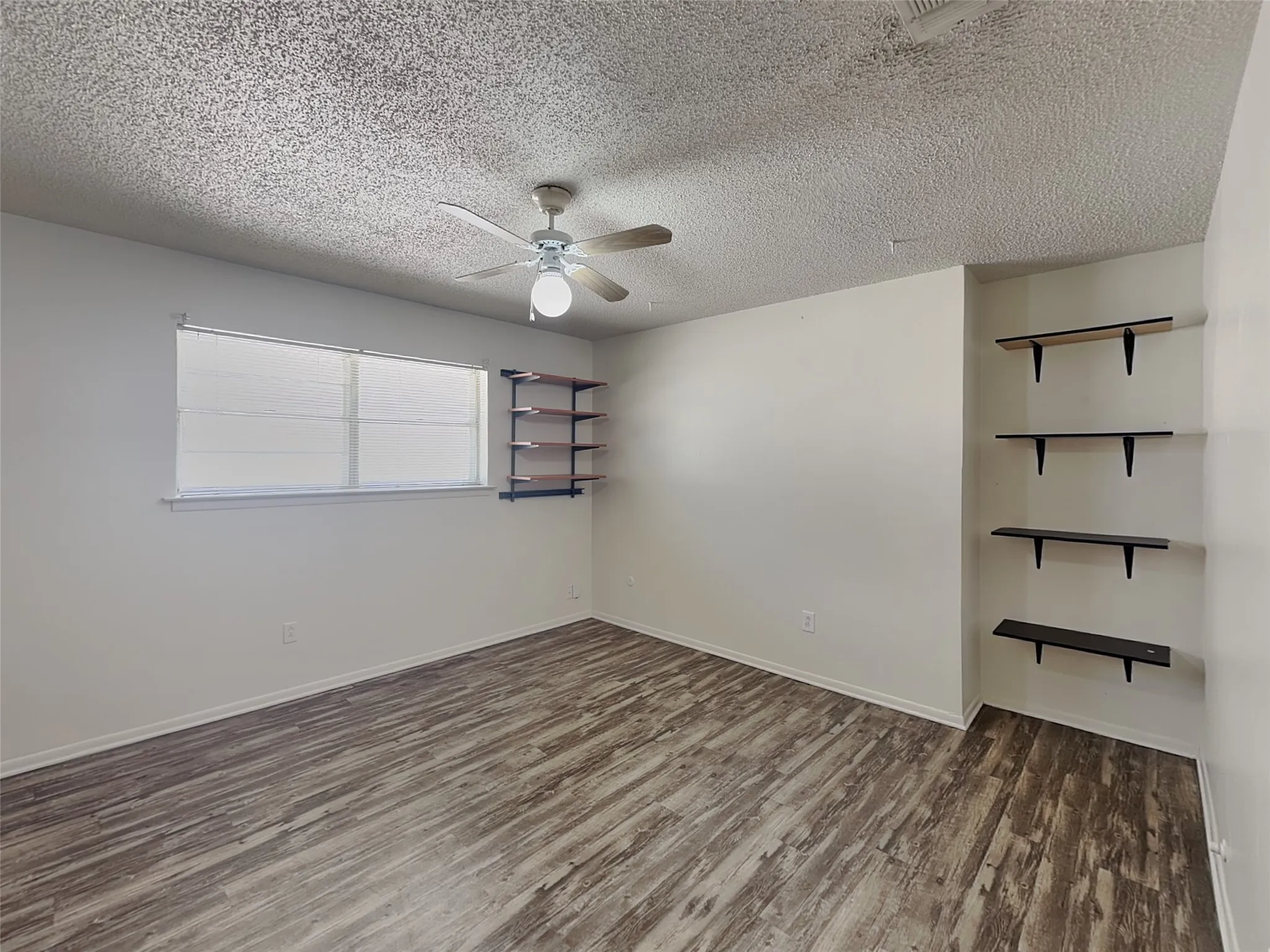 Apartment For Rent in Tarrant County , 6220 Wheaton Drive, Fort Worth, Texas 76133, 2 Bedroom, 2 Bathroom, Garage spaces, 2,986 Sqft, built in 1967, mls#21267522, Real Estate Agent in Fort Worth, Homes For Rent in Tarrant county, Homes For Rent in Fort Worth, Realtor in Fort Worth Texas, Real Estate Brokerage Independent Realty Texas, Luminita Cordes Realtor