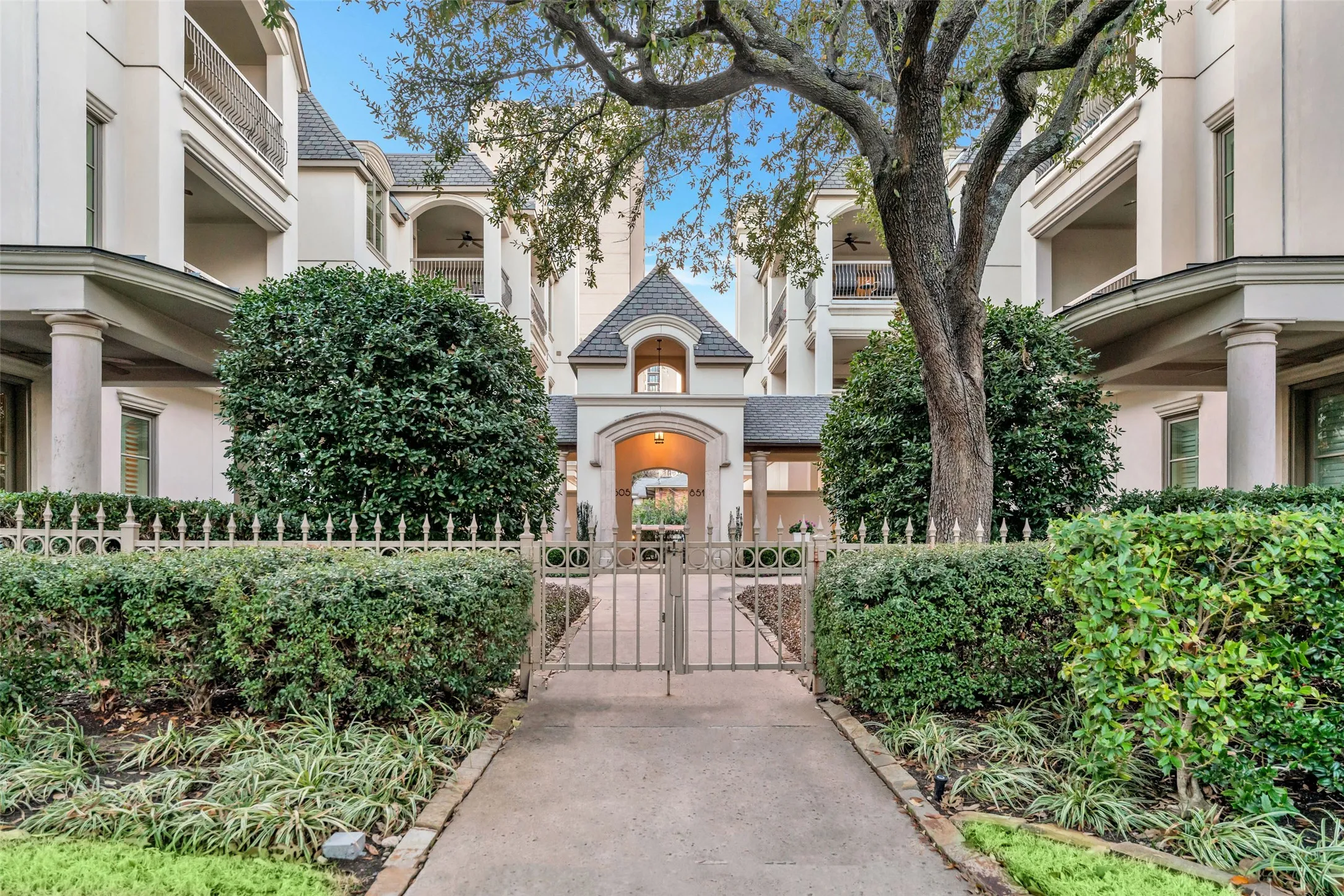 Condominium For Sale in Dallas County , 8511 Edgemere Road 201, Dallas, Texas 75225, 2 Bedrooms, 3 Bathrooms, 2 Garage spaces, 2,618 Sqft, built in 2004, Price $1,195,000, mls#21266040, Real Estate Agent in Dallas, Homes For Sale in Dallas county, Homes For Sale in Dallas, Realtor in Dallas Texas, Real Estate Brokerage Independent Realty Texas, Luminita Cordes Realtor