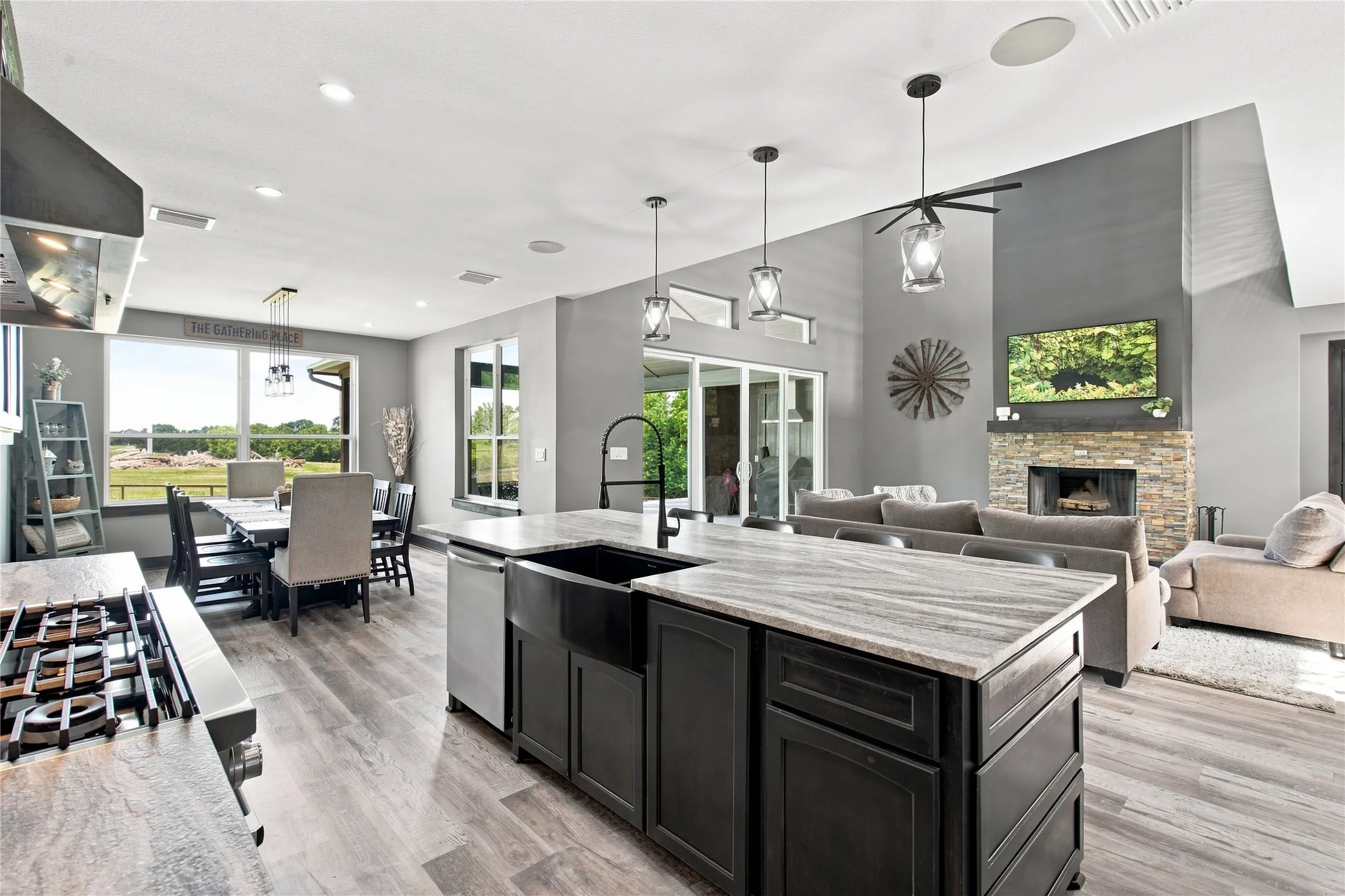 OPEN CONCEPT LIVINGROOM, KITCHEN AND DINING ROOM