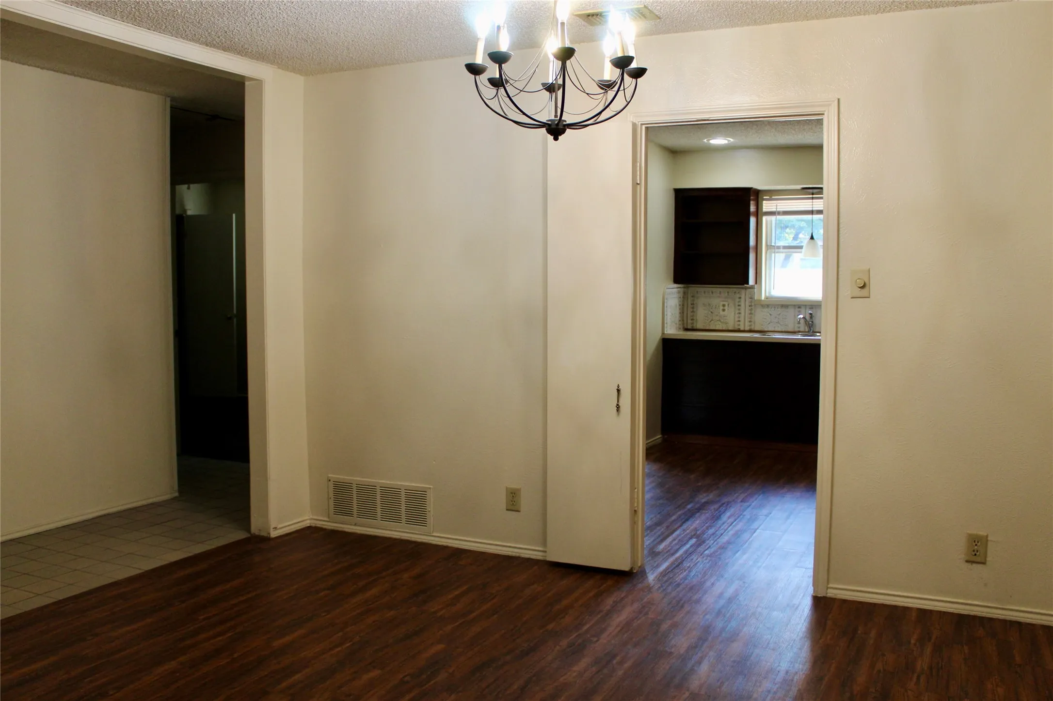 Duplex For Rent in Denton County , 2207 Canterbury Court, Denton, Texas 76205, 3 Bedroom, 2 Bathroom, 2 Garage spaces, 1,528 Sqft, built in 1979, mls#21267107, Real Estate Agent in Denton, Homes For Rent in Denton county, Homes For Rent in Denton, Realtor in Denton Texas, Real Estate Brokerage Independent Realty Texas, Luminita Cordes Realtor