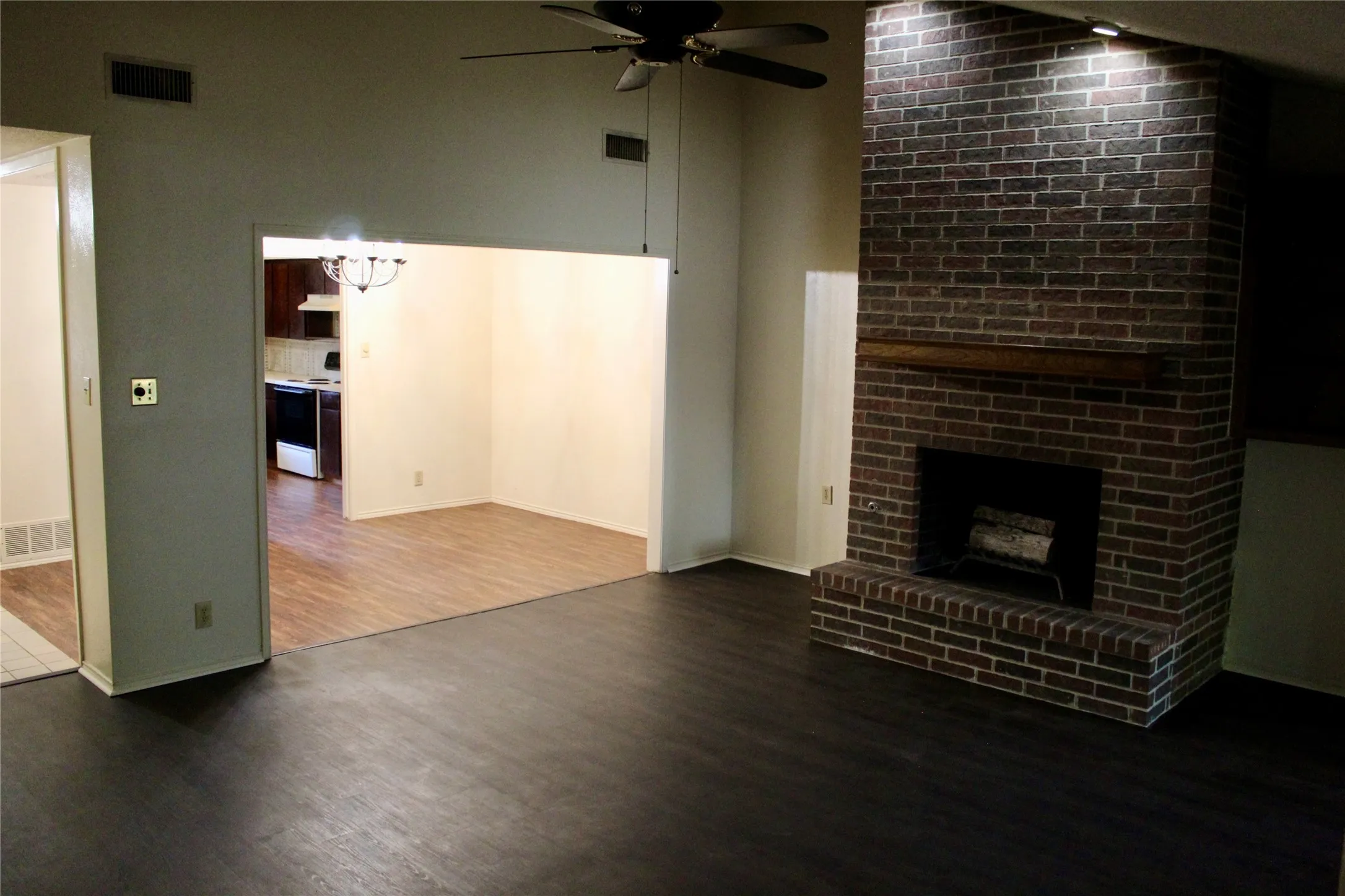 Duplex For Rent in Denton County , 2207 Canterbury Court, Denton, Texas 76205, 3 Bedroom, 2 Bathroom, 2 Garage spaces, 1,528 Sqft, built in 1979, mls#21267107, Real Estate Agent in Denton, Homes For Rent in Denton county, Homes For Rent in Denton, Realtor in Denton Texas, Real Estate Brokerage Independent Realty Texas, Luminita Cordes Realtor