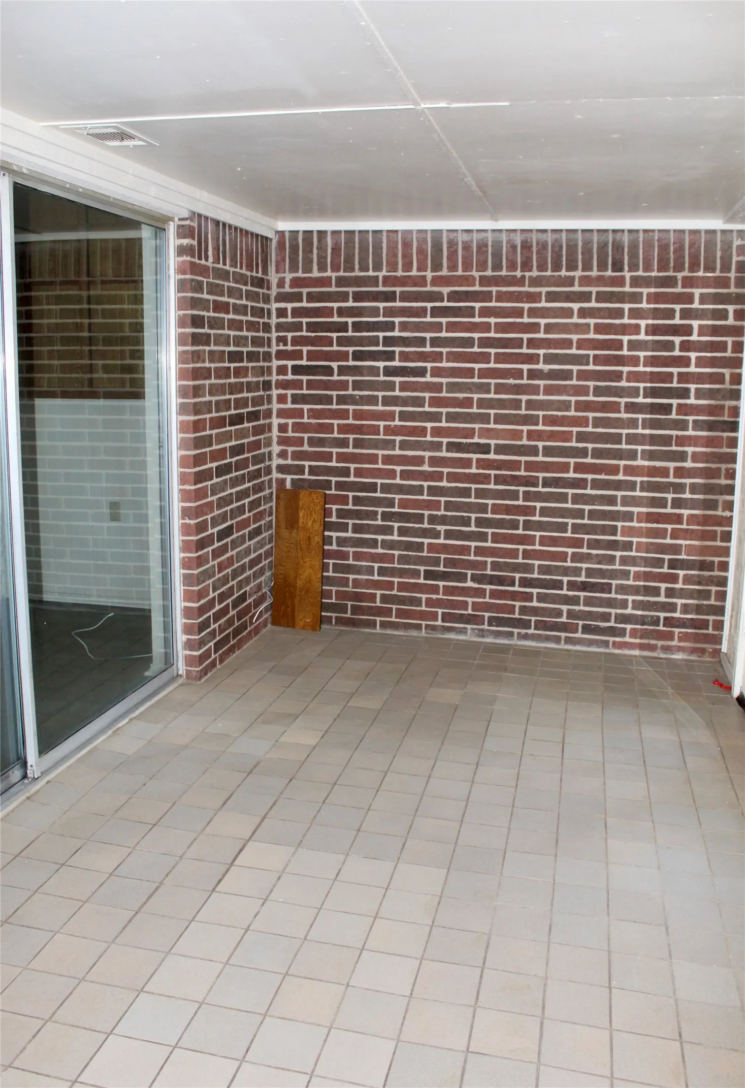 Duplex For Rent in Denton County , 2207 Canterbury Court, Denton, Texas 76205, 3 Bedroom, 2 Bathroom, 2 Garage spaces, 1,528 Sqft, built in 1979, mls#21267107, Real Estate Agent in Denton, Homes For Rent in Denton county, Homes For Rent in Denton, Realtor in Denton Texas, Real Estate Brokerage Independent Realty Texas, Luminita Cordes Realtor