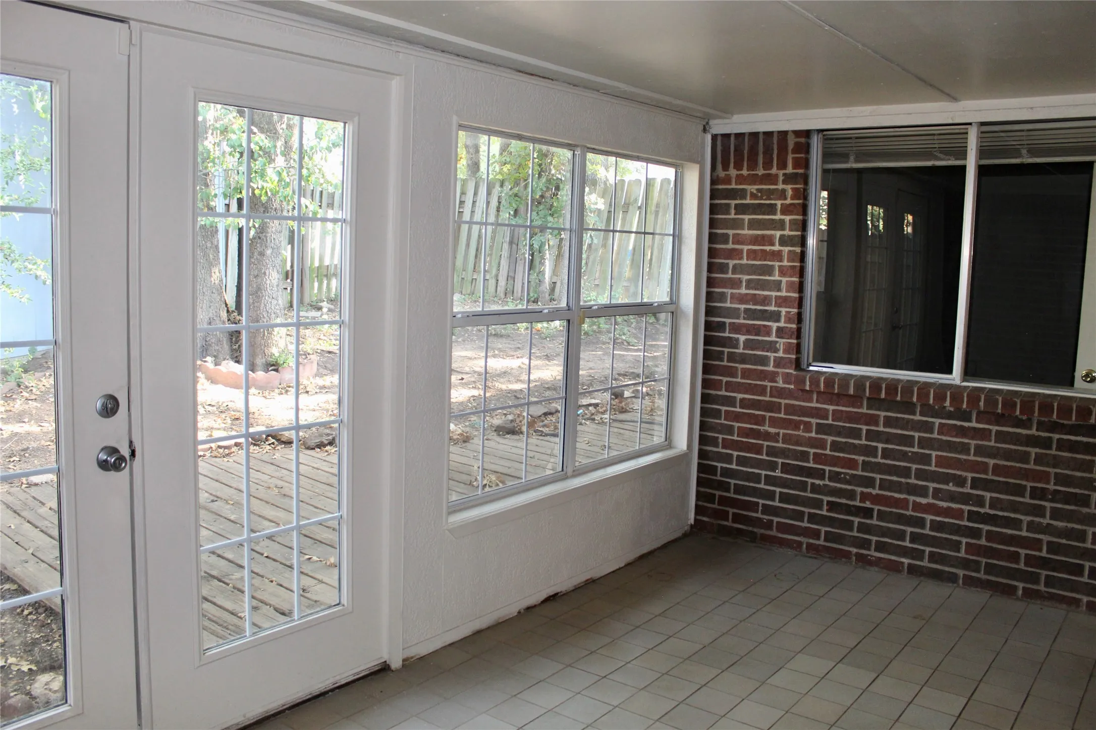 Duplex For Rent in Denton County , 2207 Canterbury Court, Denton, Texas 76205, 3 Bedroom, 2 Bathroom, 2 Garage spaces, 1,528 Sqft, built in 1979, mls#21267107, Real Estate Agent in Denton, Homes For Rent in Denton county, Homes For Rent in Denton, Realtor in Denton Texas, Real Estate Brokerage Independent Realty Texas, Luminita Cordes Realtor