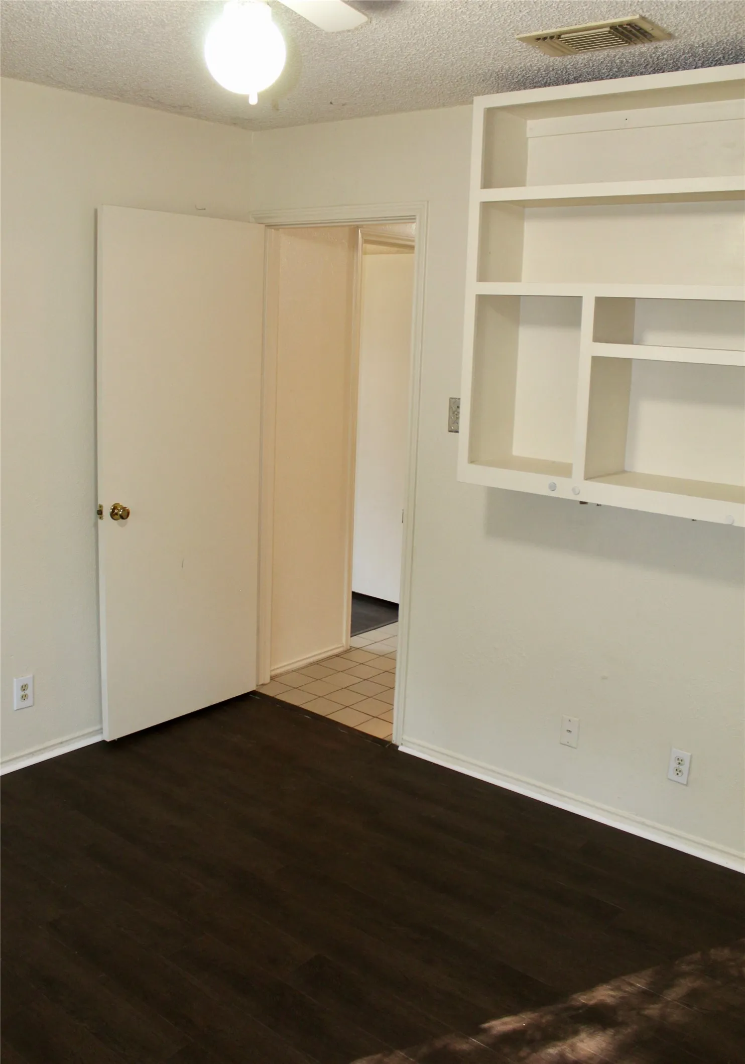 Duplex For Rent in Denton County , 2207 Canterbury Court, Denton, Texas 76205, 3 Bedroom, 2 Bathroom, 2 Garage spaces, 1,528 Sqft, built in 1979, mls#21267107, Real Estate Agent in Denton, Homes For Rent in Denton county, Homes For Rent in Denton, Realtor in Denton Texas, Real Estate Brokerage Independent Realty Texas, Luminita Cordes Realtor