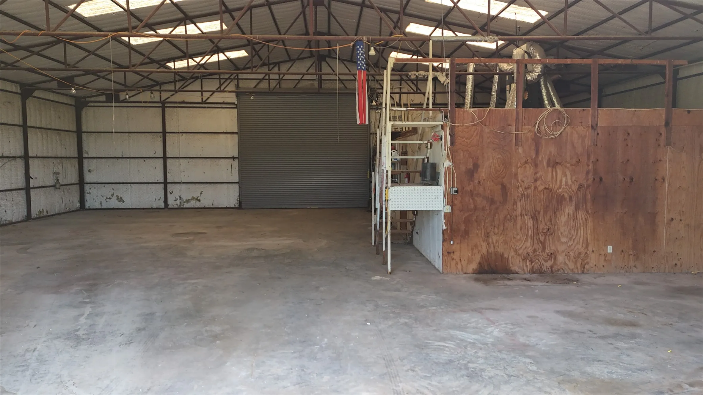 Single Family Residence For Sale in Wise County , 278 County Road 4460, Decatur, Texas 76234, 1 Bedroom, 1 Bathroom, Garage spaces, 1,500 Sqft, built in 1996, Price $330,000, mls#21254461, Real Estate Agent in Decatur, Homes For Sale in Wise county, Homes For Sale in Decatur, Realtor in Decatur Texas, Real Estate Brokerage Independent Realty Texas, Luminita Cordes Realtor