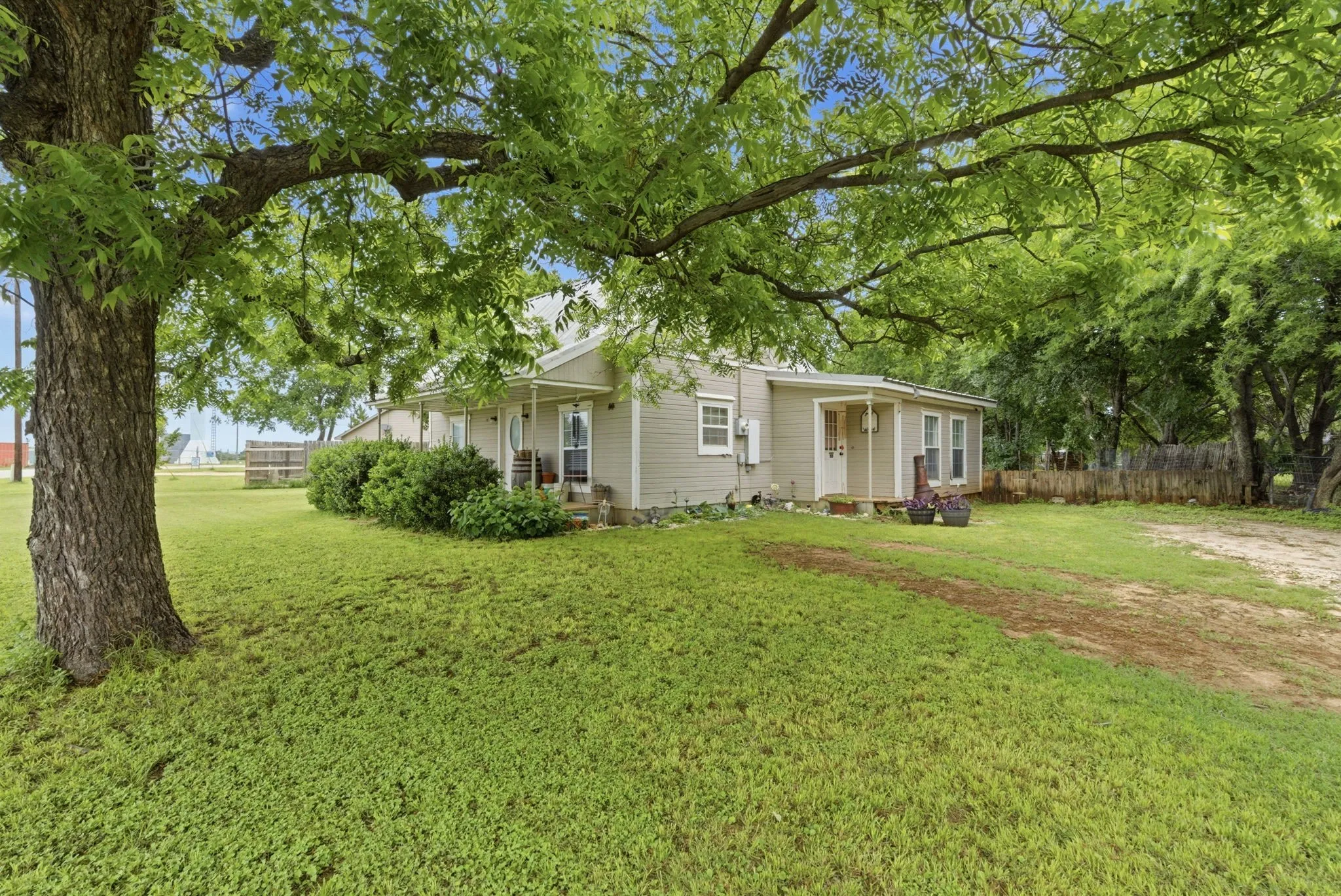 Single Family Residence For Sale in Johnson County , 302 Tower Road, Rio Vista, Texas 76093, 2 Bedrooms, 2 Bathrooms, Garage spaces, 1,234 Sqft, built in 1940, Price $190,000, mls#21267667, Real Estate Agent in Rio Vista, Homes For Sale in Johnson county, Homes For Sale in Rio Vista, Realtor in Rio Vista Texas, Real Estate Brokerage Independent Realty Texas, Luminita Cordes Realtor