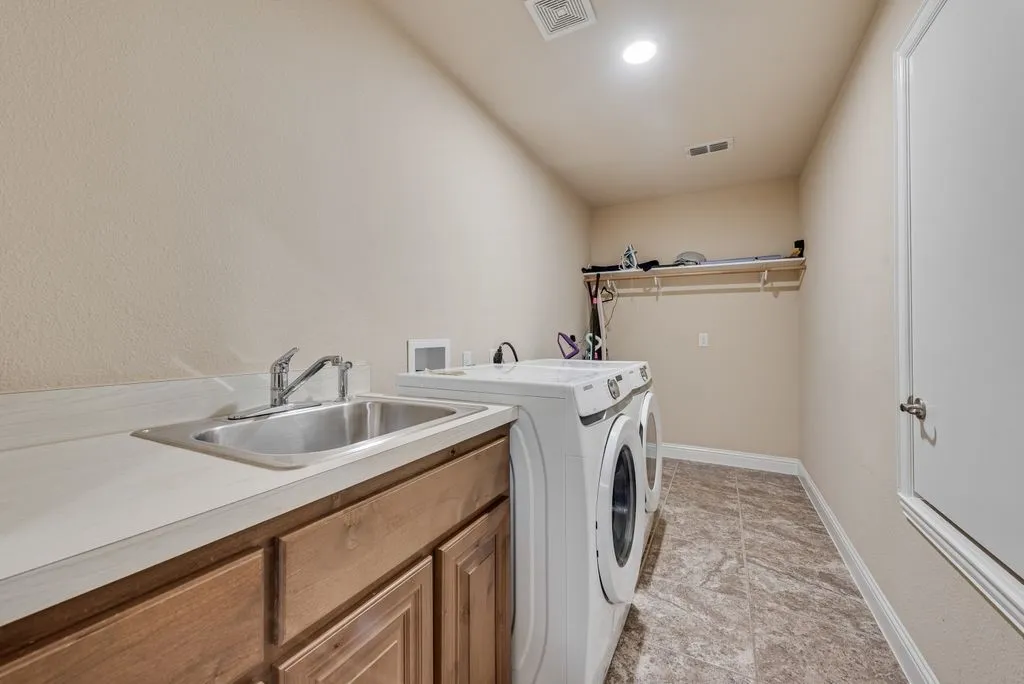 Single Family Residence For Sale in Rockwall County , 1913 Huron Drive, Rockwall, Texas 75087, 3 Bedroom, 3 Bathroom, 2 Garage spaces, 2,467 Sqft, built in 2015, mls#21266520, Real Estate Agent in Rockwall, Homes For Sale in Rockwall county, Homes For Sale in Rockwall, Realtor in Rockwall Texas, Real Estate Brokerage Independent Realty Texas, Luminita Cordes Realtor