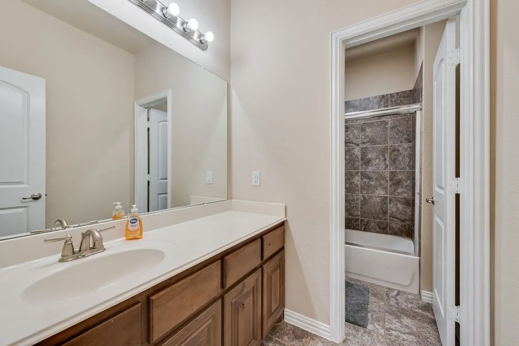 Single Family Residence For Sale in Rockwall County , 1913 Huron Drive, Rockwall, Texas 75087, 3 Bedroom, 3 Bathroom, 2 Garage spaces, 2,467 Sqft, built in 2015, mls#21266520, Real Estate Agent in Rockwall, Homes For Sale in Rockwall county, Homes For Sale in Rockwall, Realtor in Rockwall Texas, Real Estate Brokerage Independent Realty Texas, Luminita Cordes Realtor