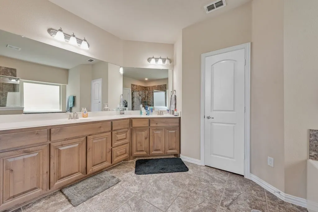 Single Family Residence For Sale in Rockwall County , 1913 Huron Drive, Rockwall, Texas 75087, 3 Bedroom, 3 Bathroom, 2 Garage spaces, 2,467 Sqft, built in 2015, mls#21266520, Real Estate Agent in Rockwall, Homes For Sale in Rockwall county, Homes For Sale in Rockwall, Realtor in Rockwall Texas, Real Estate Brokerage Independent Realty Texas, Luminita Cordes Realtor