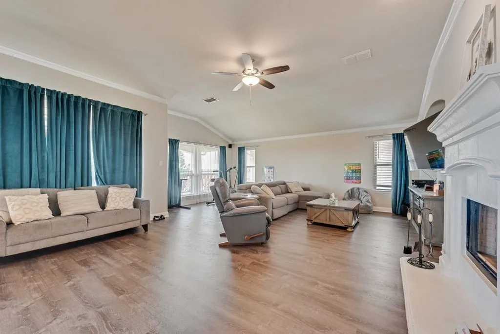Single Family Residence For Sale in Rockwall County , 1913 Huron Drive, Rockwall, Texas 75087, 3 Bedroom, 3 Bathroom, 2 Garage spaces, 2,467 Sqft, built in 2015, mls#21266520, Real Estate Agent in Rockwall, Homes For Sale in Rockwall county, Homes For Sale in Rockwall, Realtor in Rockwall Texas, Real Estate Brokerage Independent Realty Texas, Luminita Cordes Realtor