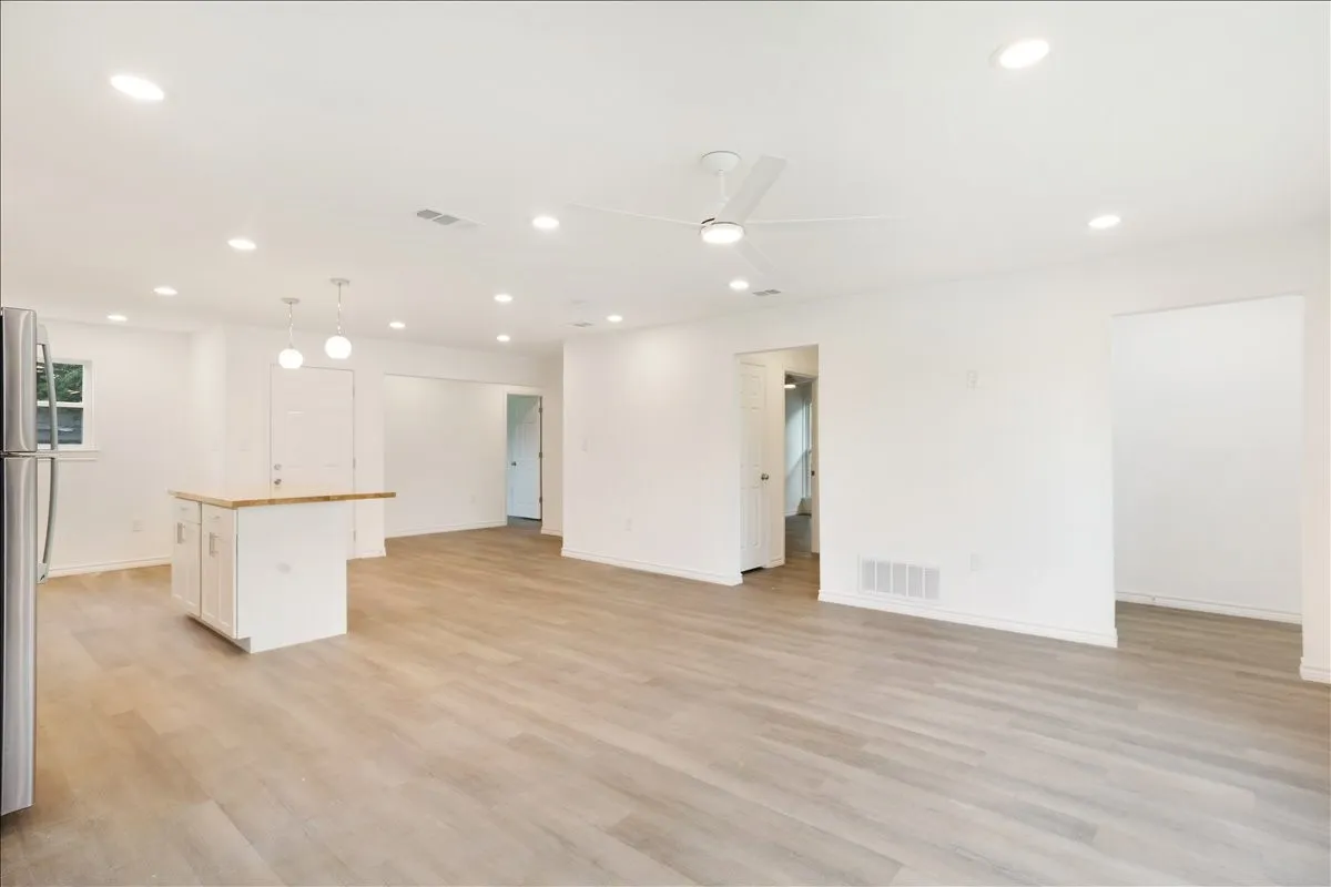 Single Family Residence For Sale in Grayson County , 401 E Morton Street, Denison, Texas 75021, 4 Bedroom, 2 Bathroom, Garage spaces, 1,581 Sqft, built in 1965, mls#21266481, Real Estate Agent in Denison, Homes For Sale in Grayson county, Homes For Sale in Denison, Realtor in Denison Texas, Real Estate Brokerage Independent Realty Texas, Luminita Cordes Realtor