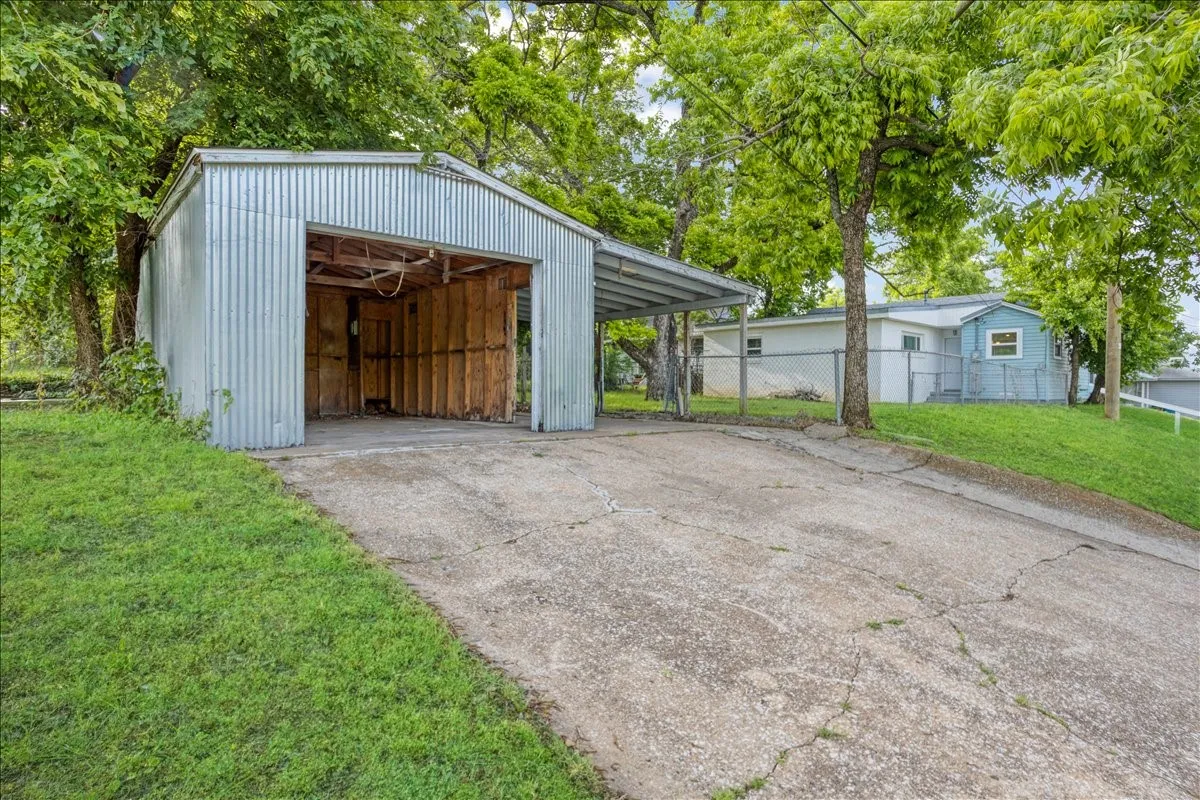 Single Family Residence For Sale in Grayson County , 401 E Morton Street, Denison, Texas 75021, 4 Bedroom, 2 Bathroom, Garage spaces, 1,581 Sqft, built in 1965, mls#21266481, Real Estate Agent in Denison, Homes For Sale in Grayson county, Homes For Sale in Denison, Realtor in Denison Texas, Real Estate Brokerage Independent Realty Texas, Luminita Cordes Realtor