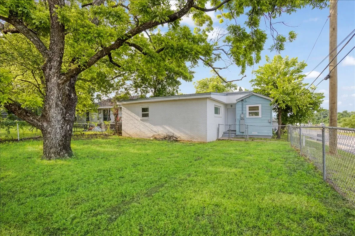 Single Family Residence For Sale in Grayson County , 401 E Morton Street, Denison, Texas 75021, 4 Bedroom, 2 Bathroom, Garage spaces, 1,581 Sqft, built in 1965, mls#21266481, Real Estate Agent in Denison, Homes For Sale in Grayson county, Homes For Sale in Denison, Realtor in Denison Texas, Real Estate Brokerage Independent Realty Texas, Luminita Cordes Realtor